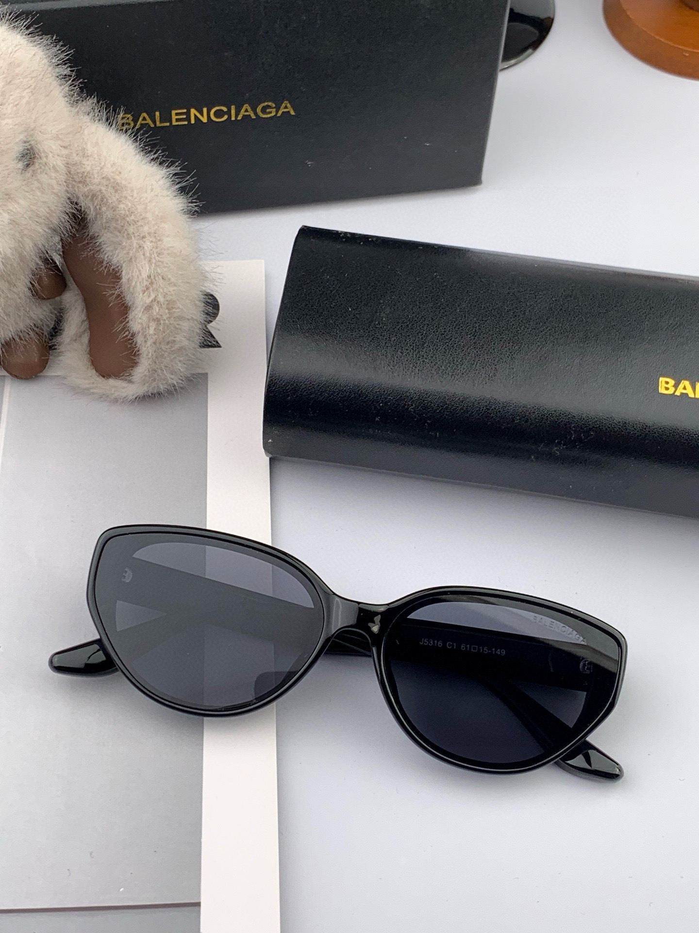  🔺巴黎世家🔻小框太阳镜 完美品质 🎓独特设计  适合各种脸型 亮相时装周 超时尚百搭 实物精致  情侣