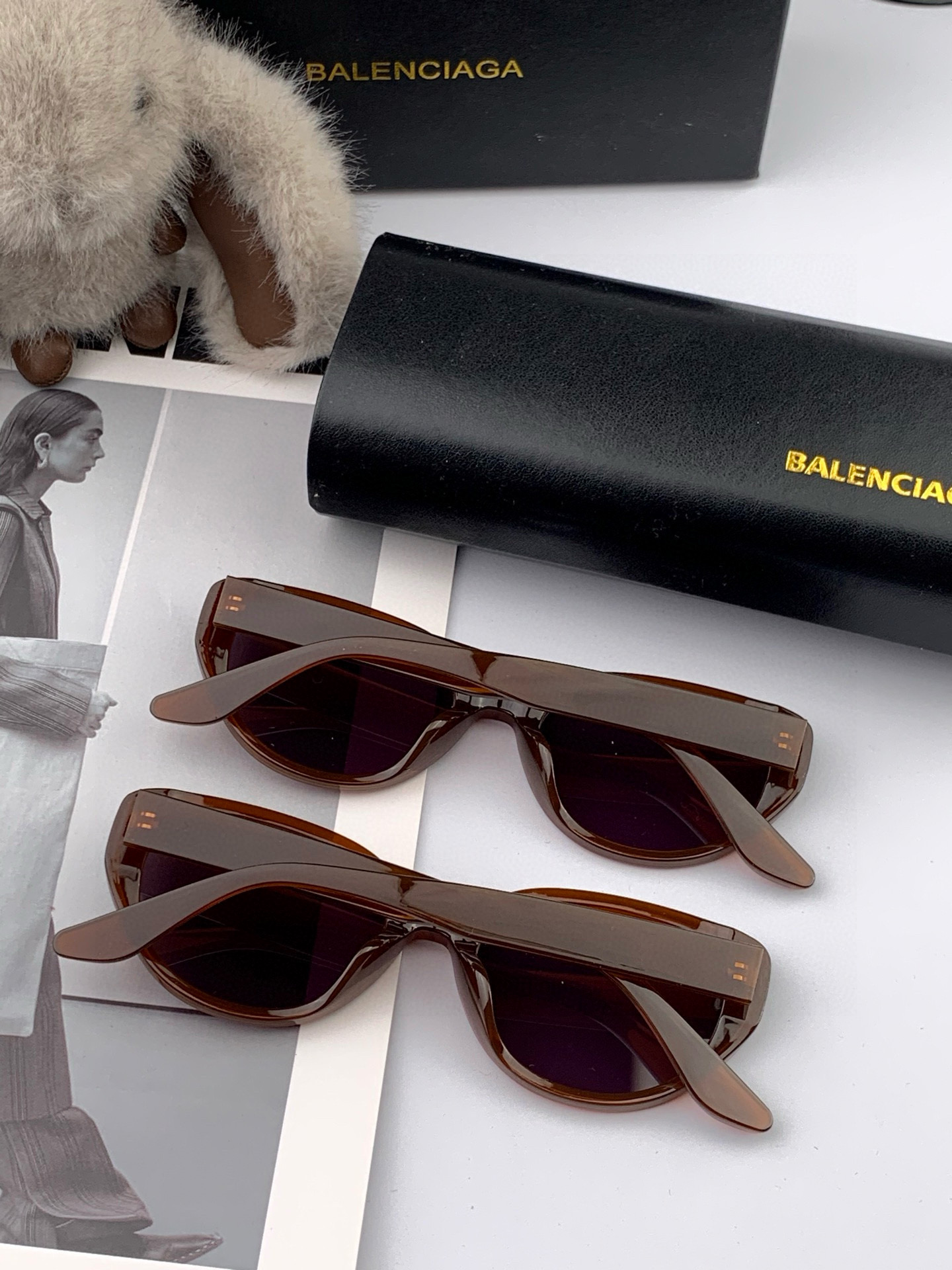  🔺巴黎世家🔻小框太阳镜 完美品质 🎓独特设计  适合各种脸型 亮相时装周 超时尚百搭 实物精致  情侣