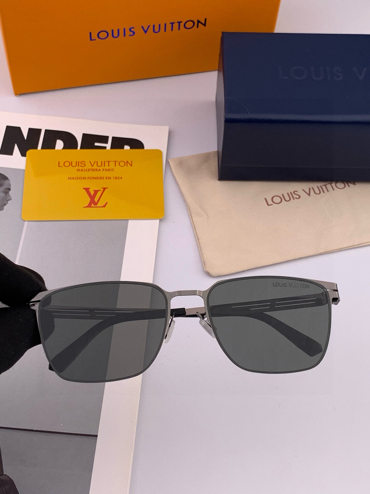 ♦️LV 2025新款男女情侣款太阳镜多边形墨镜iP电镀永不褪色 超轻超有弹性整幅眼镜无螺丝重要的是压不