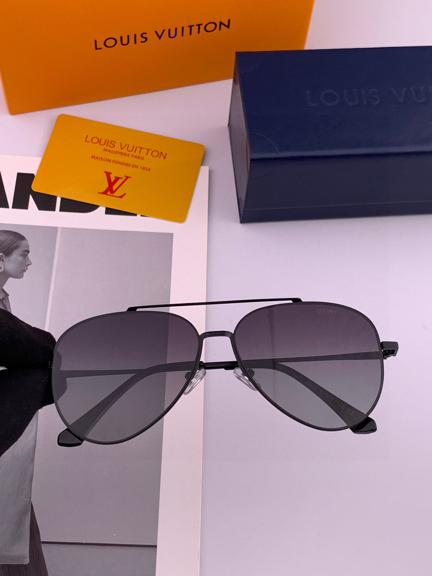       LV 男款炫彩飞行员偏光太阳镜 ❤️材质：高清尼龙加厚卡槽高清偏光镜片 🌹无边框镜架💕颜👍型