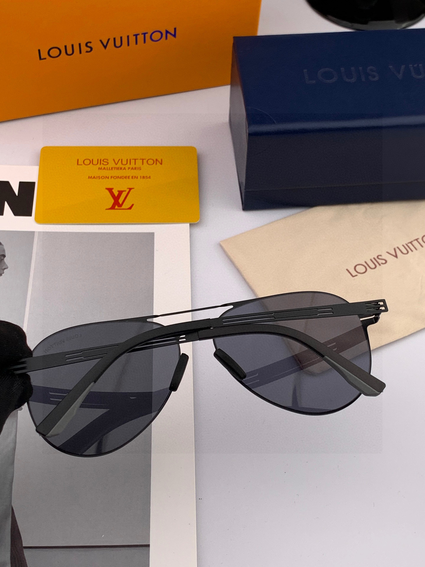 ♦️LV 2025新款男女情侣款太阳镜多边形墨镜iP电镀永不褪色 超轻超有弹性整幅眼镜无螺丝重要的是压不