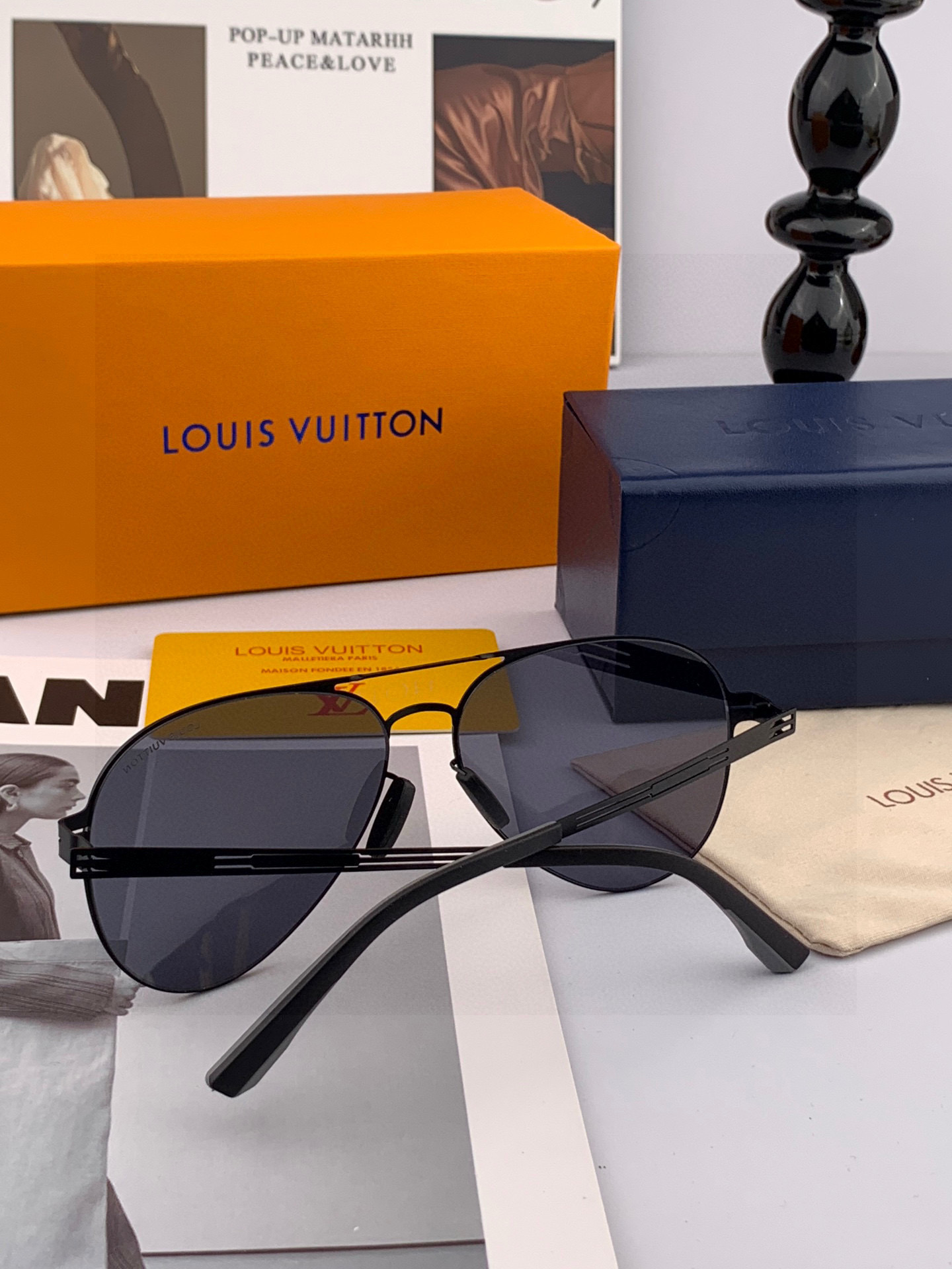 ♦️LV 2025新款男女情侣款太阳镜多边形墨镜iP电镀永不褪色 超轻超有弹性整幅眼镜无螺丝重要的是压不