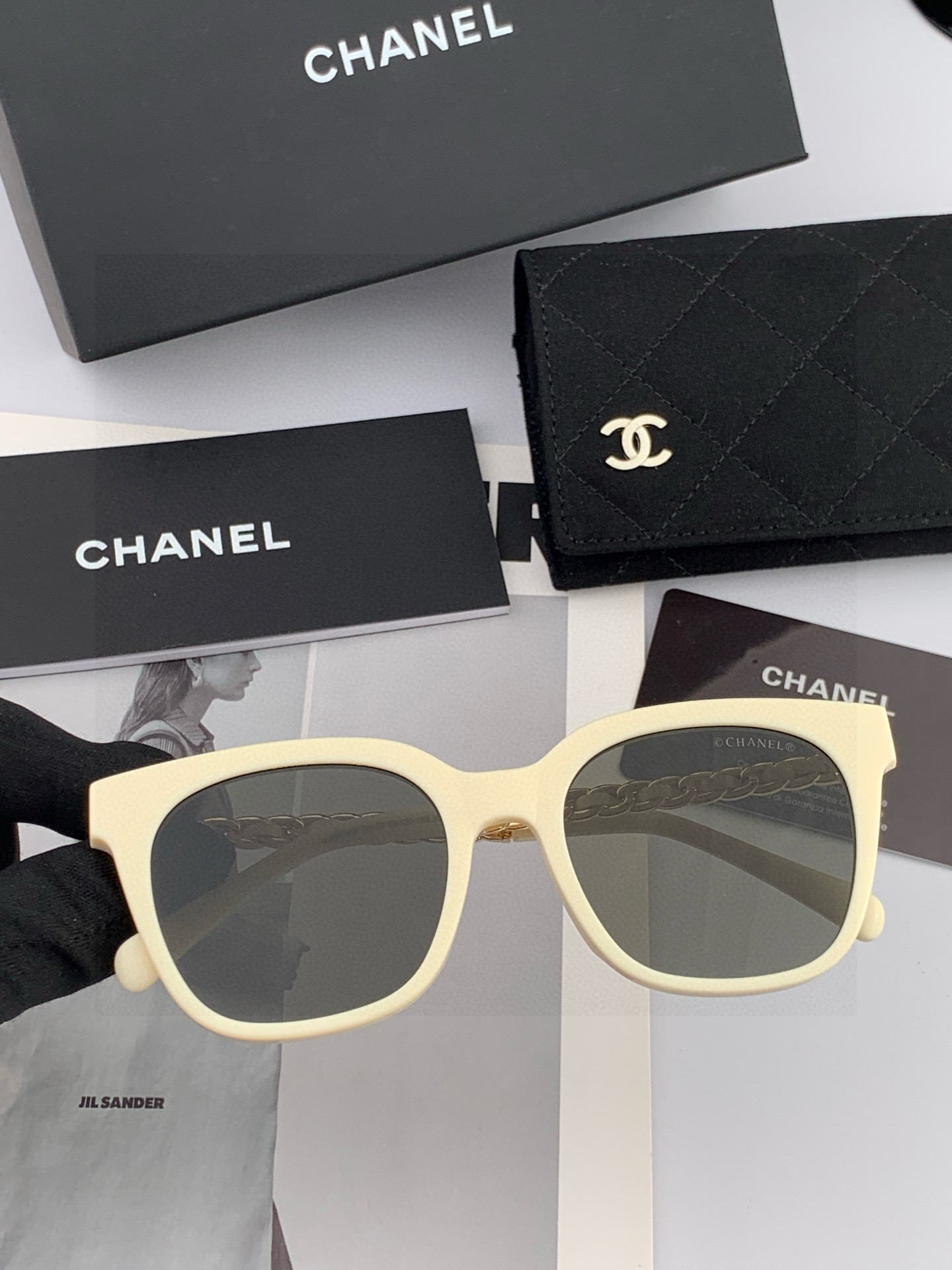  香奈儿2025 开春新款大框太阳镜男女同款 😎 
爆款大框尼龙太阳镜 超逼格超酷 
镜腿品牌设计感强 