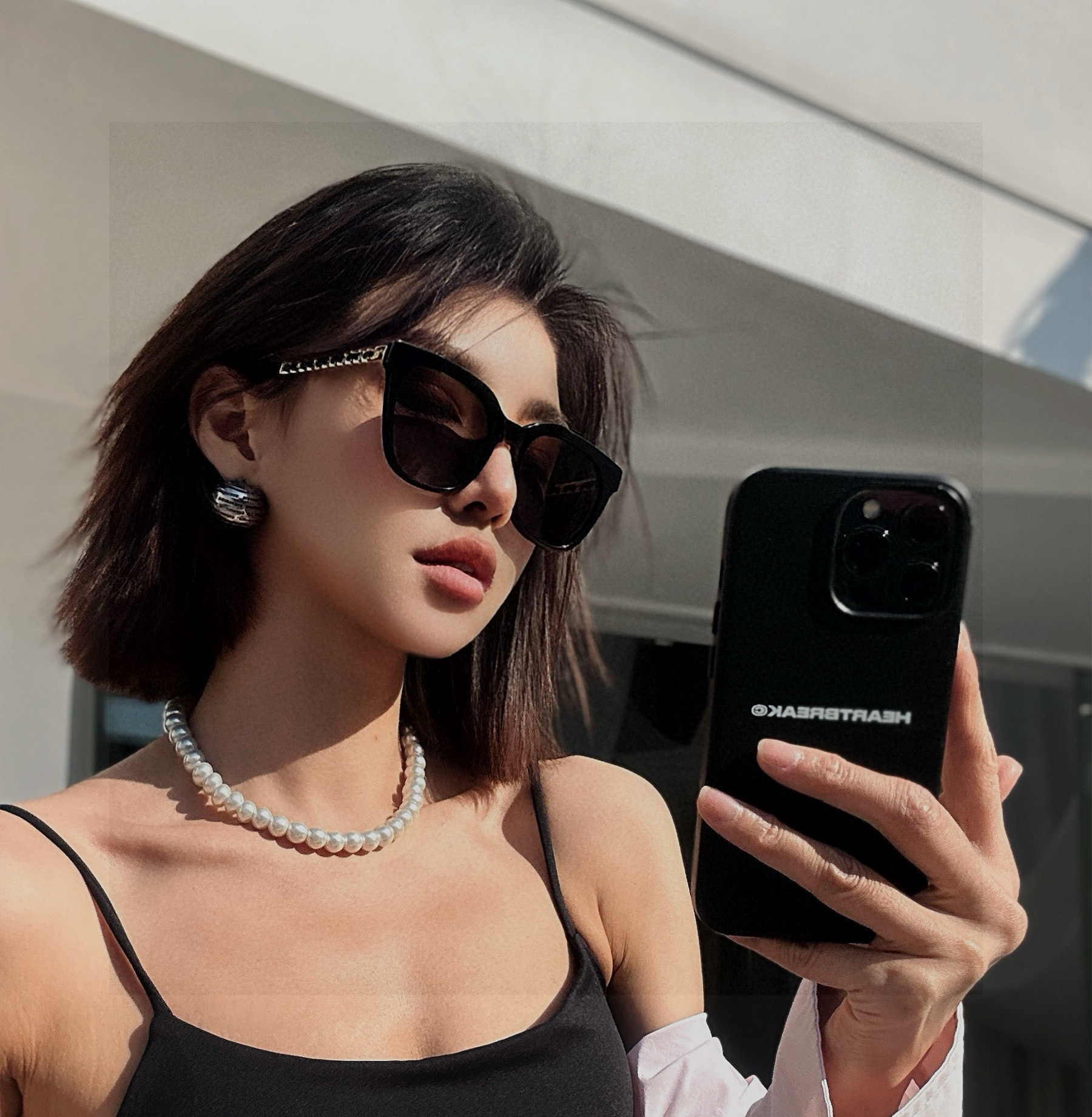  香奈儿2025 开春新款大框太阳镜男女同款 😎 
爆款大框尼龙太阳镜 超逼格超酷 
镜腿品牌设计感强 