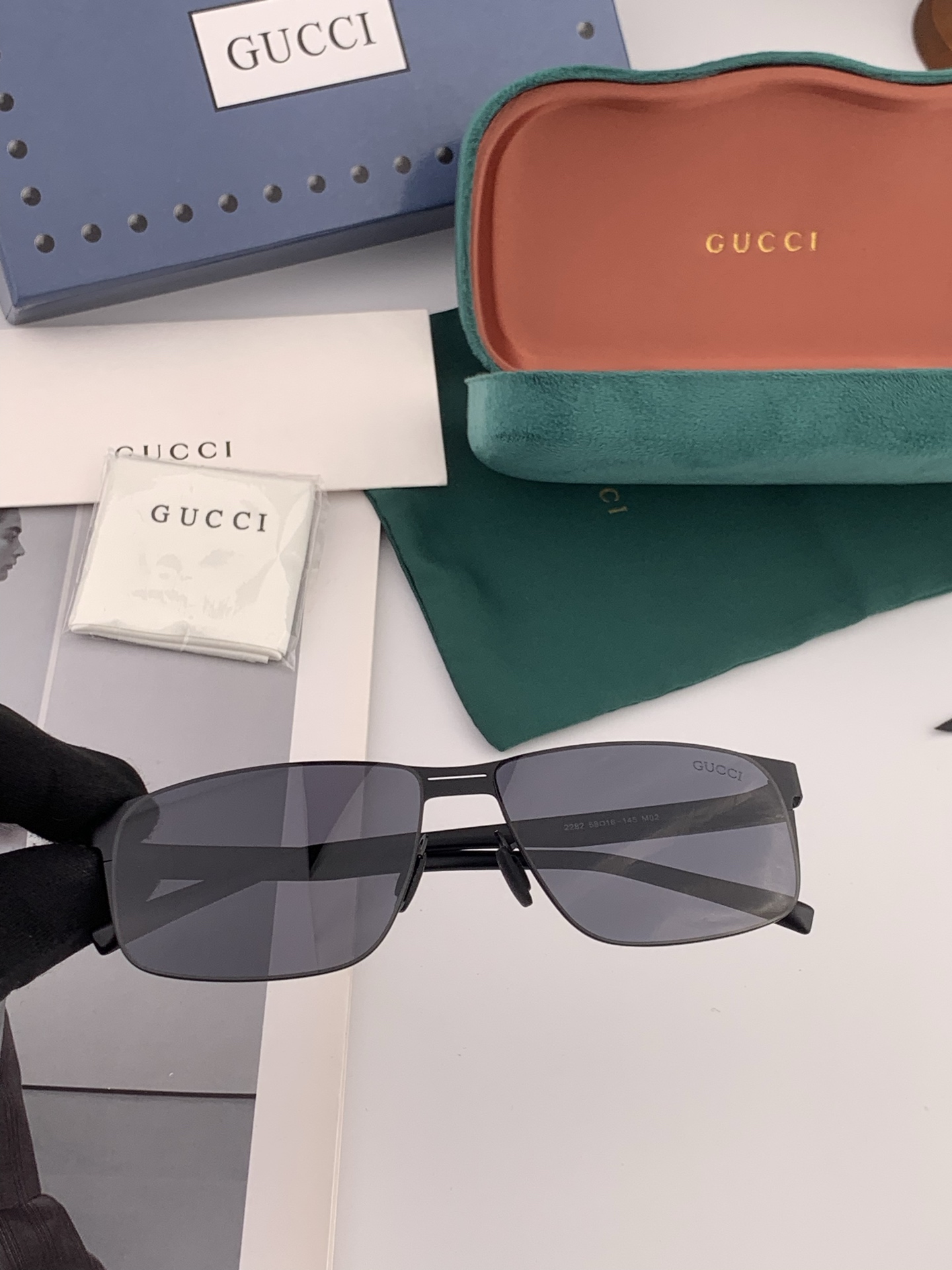         GUCCI 男款炫彩飞行员偏光太阳镜 ❤️材质：高清尼龙加厚卡槽高清偏光镜片 🌹无边框镜