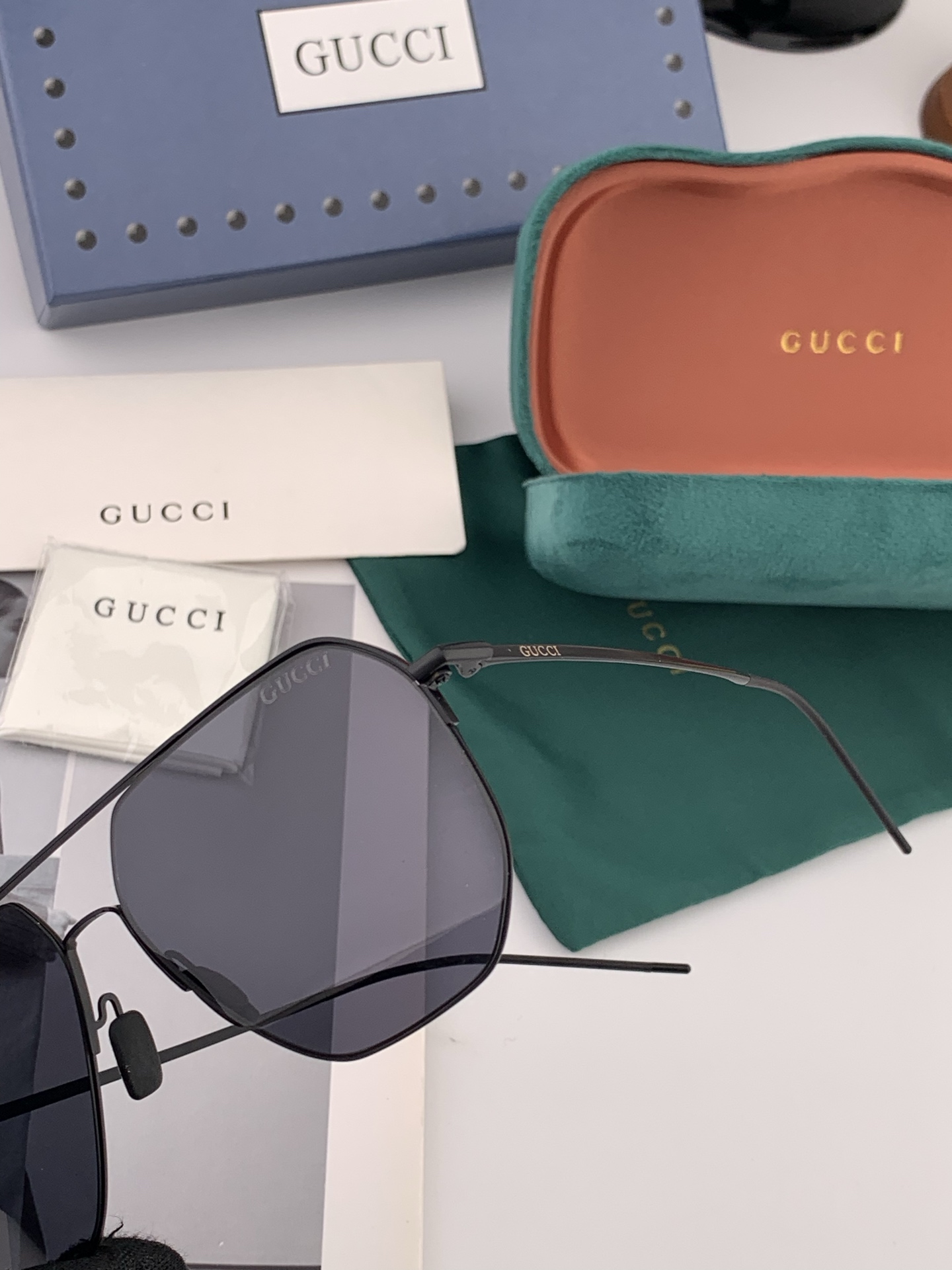        GUCCI 男款炫彩飞行员偏光太阳镜 ❤️材质：高清尼龙加厚卡槽高清偏光镜片 🌹无边框镜架