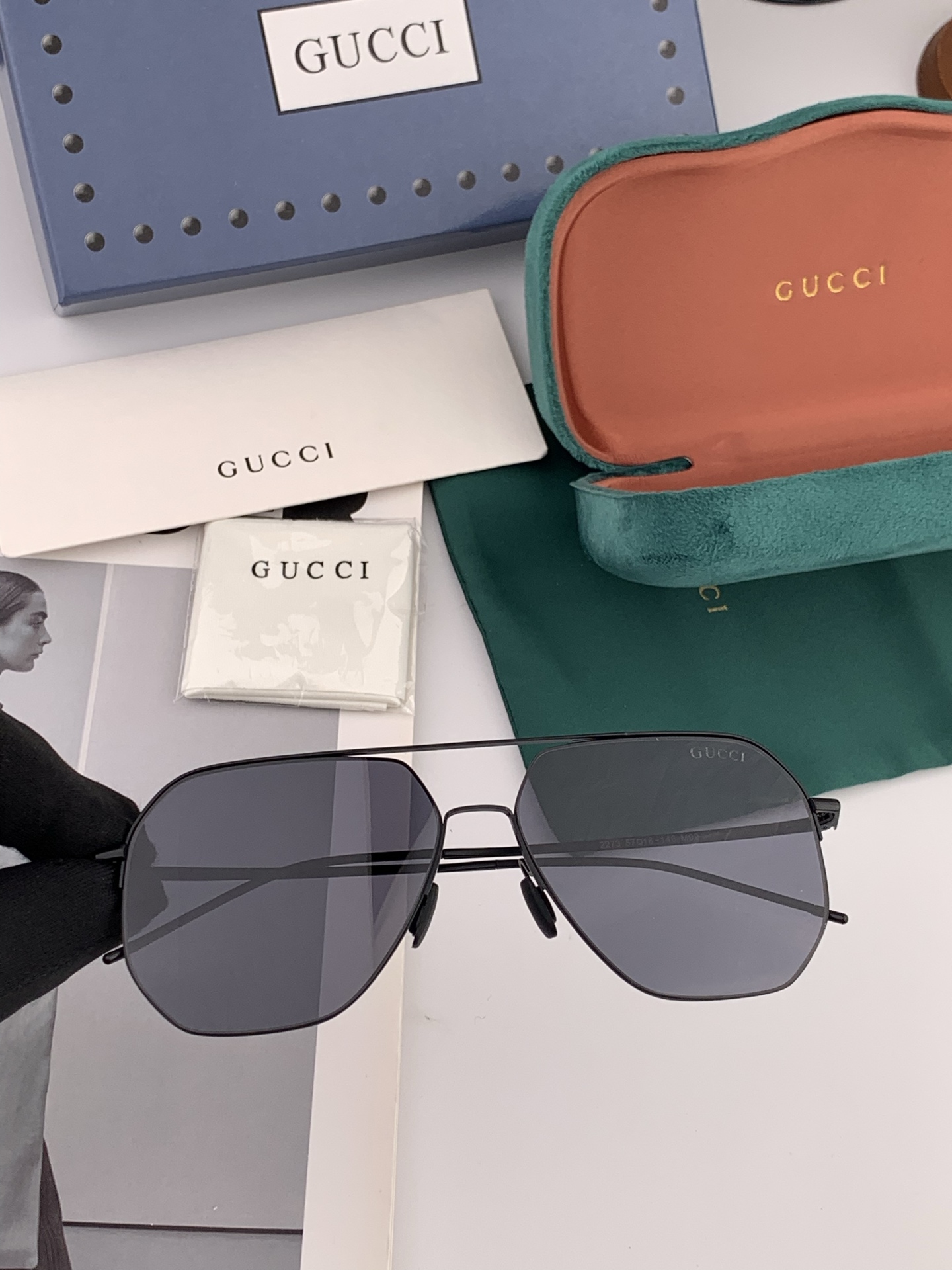        GUCCI 男款炫彩飞行员偏光太阳镜 ❤️材质：高清尼龙加厚卡槽高清偏光镜片 🌹无边框镜架