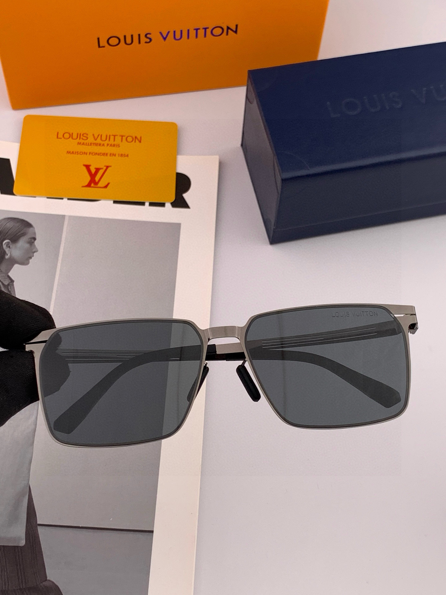 ♦️LV 2025新款男女情侣款太阳镜多边形墨镜iP电镀永不褪色 超轻超有弹性整幅眼镜无螺丝重要的是压不
