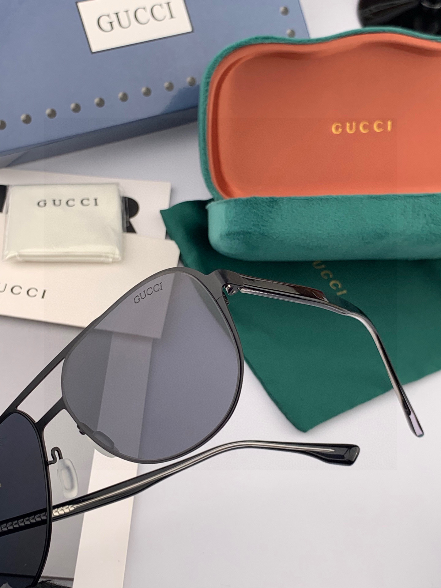        GUCCI 男款炫彩飞行员偏光太阳镜 ❤️材质：高清尼龙加厚卡槽高清偏光镜片 🌹无边框镜架