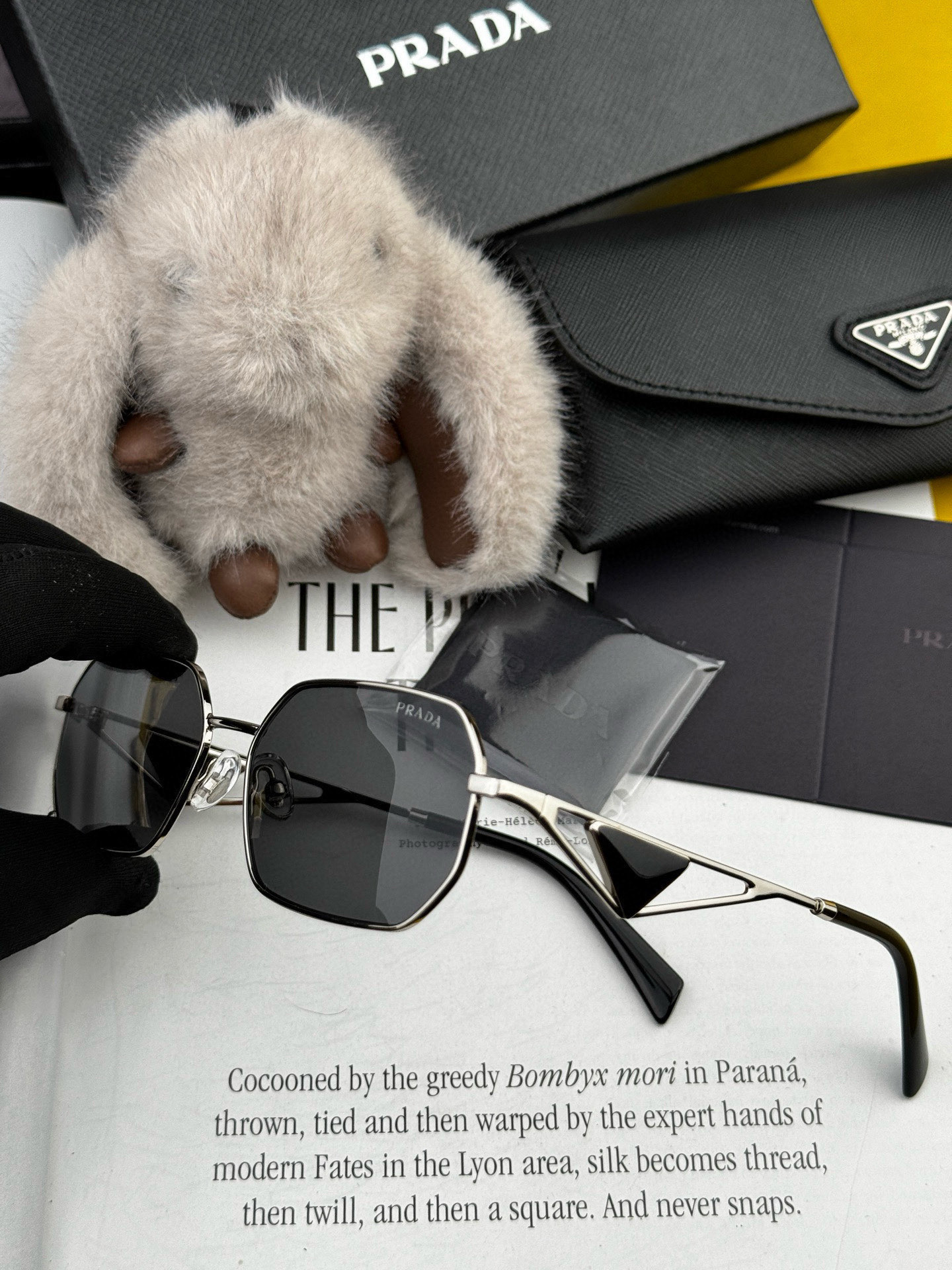   普拉达 小框金属太阳镜墨镜经典的方框设计，不挑脸型，无论搭配大衣还是连衣裙都非常显气质 预防紫外线 