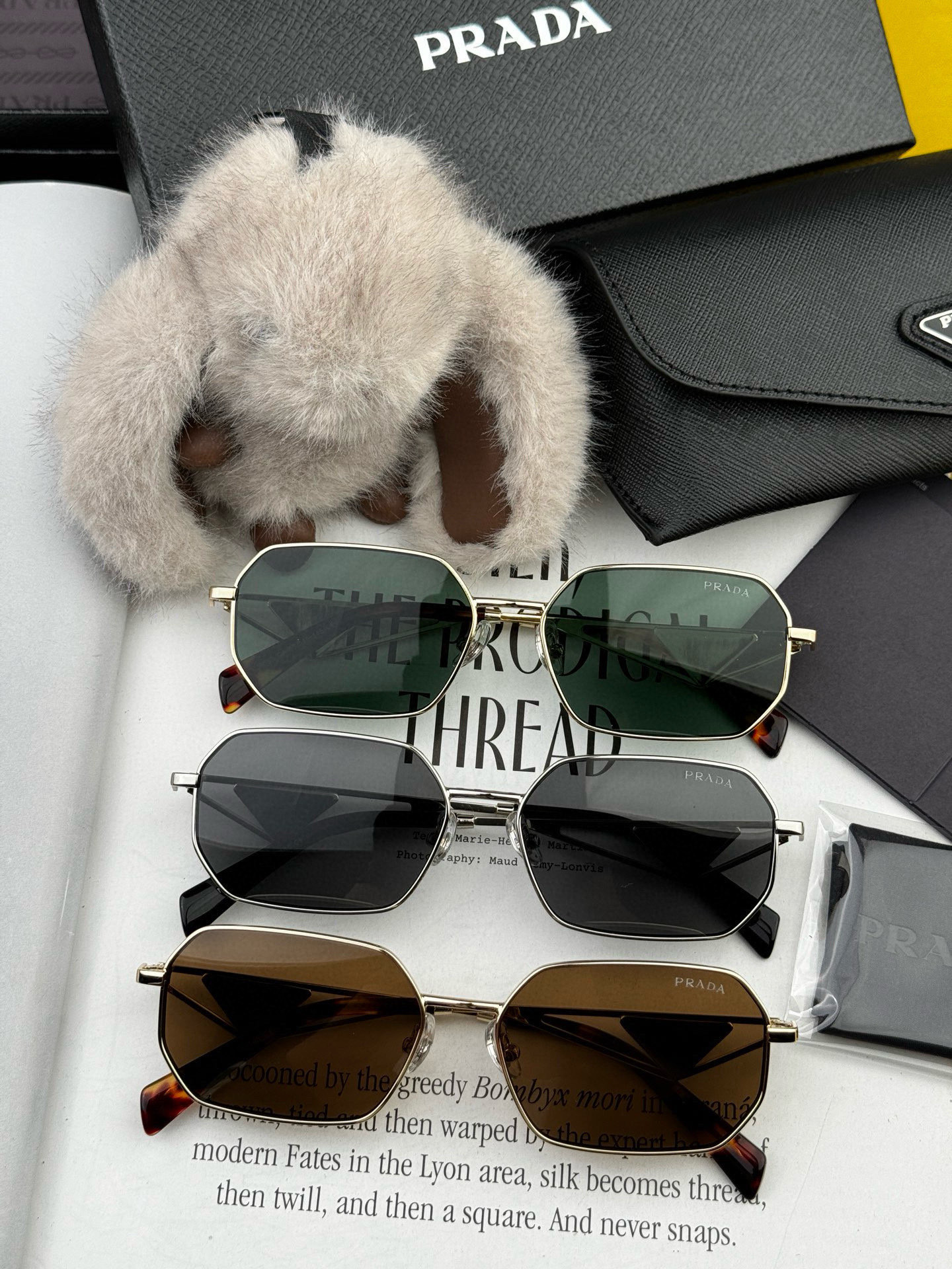   普拉达 小框金属太阳镜墨镜经典的方框设计，不挑脸型，无论搭配大衣还是连衣裙都非常显气质 预防紫外线 