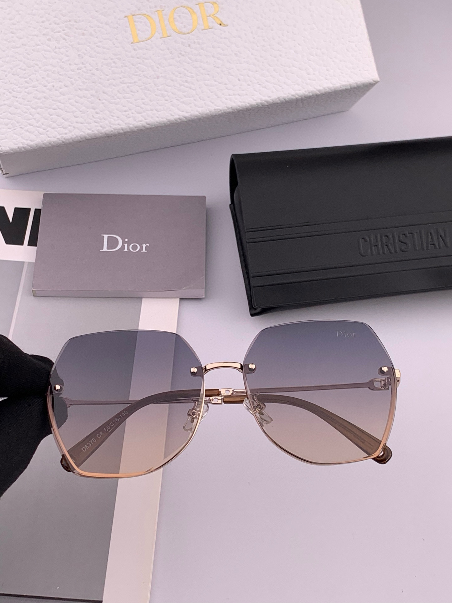 【尼龙偏光系列】DIOR无框太阳镜墨多边形设计，不挑脸型，无论搭配大衣还是连衣裙都非常显气质尼龙偏光镜片