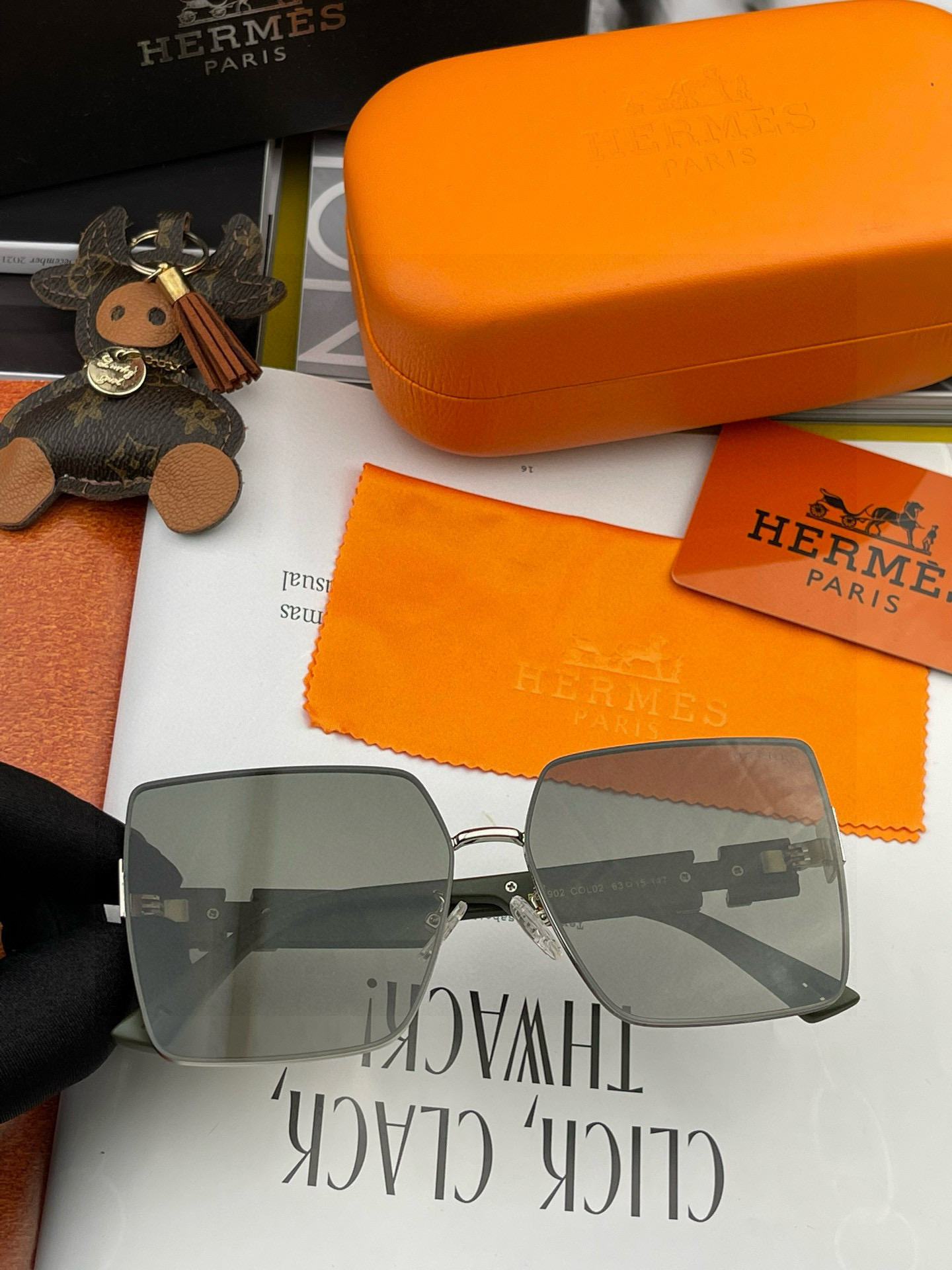  【尼龙偏光系列】爱马仕   经典的方框设计，不挑脸型，无论搭配大衣还是连衣裙都非常显气质尼龙偏光镜片预