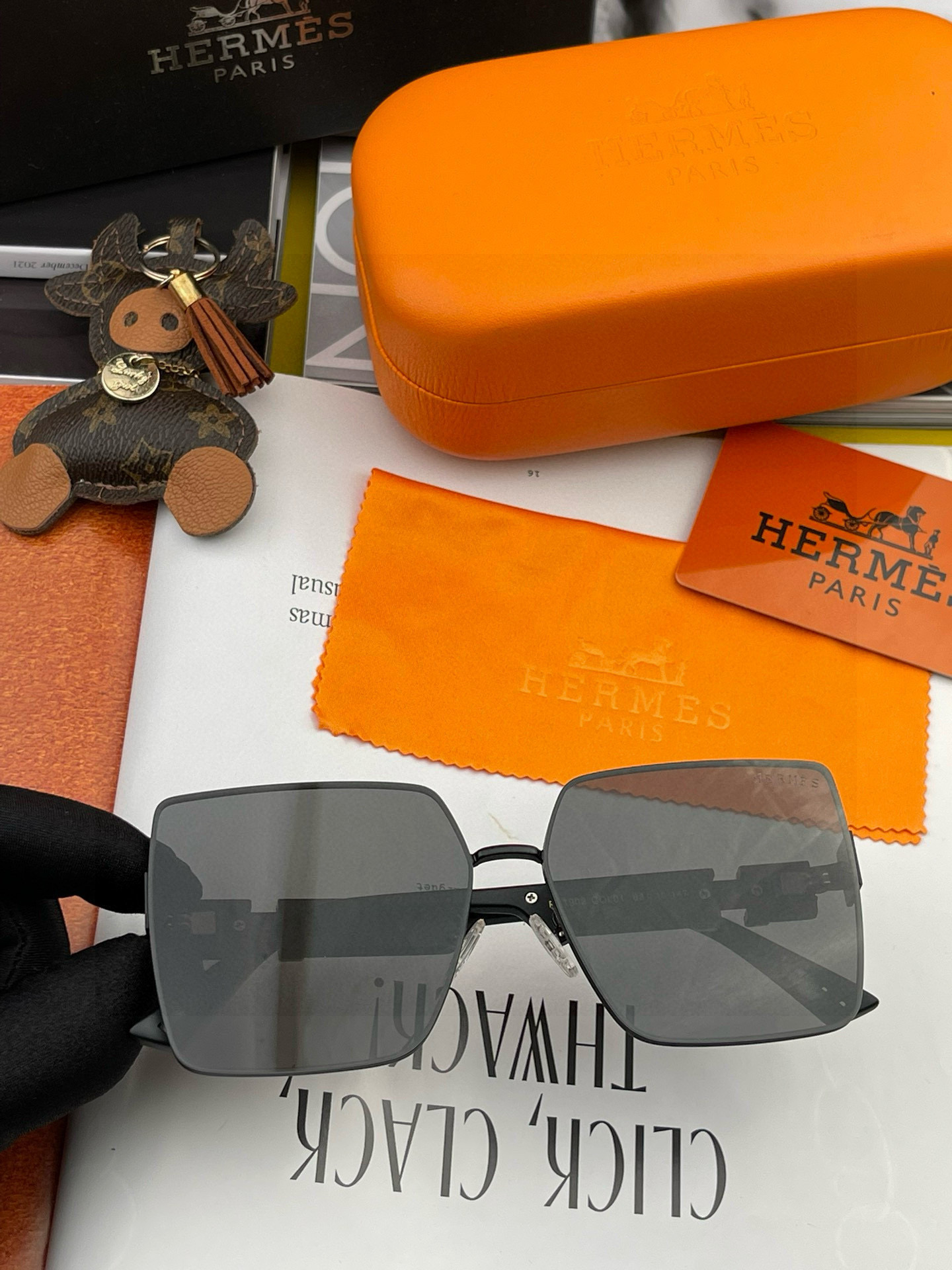  【尼龙偏光系列】爱马仕   经典的方框设计，不挑脸型，无论搭配大衣还是连衣裙都非常显气质尼龙偏光镜片预