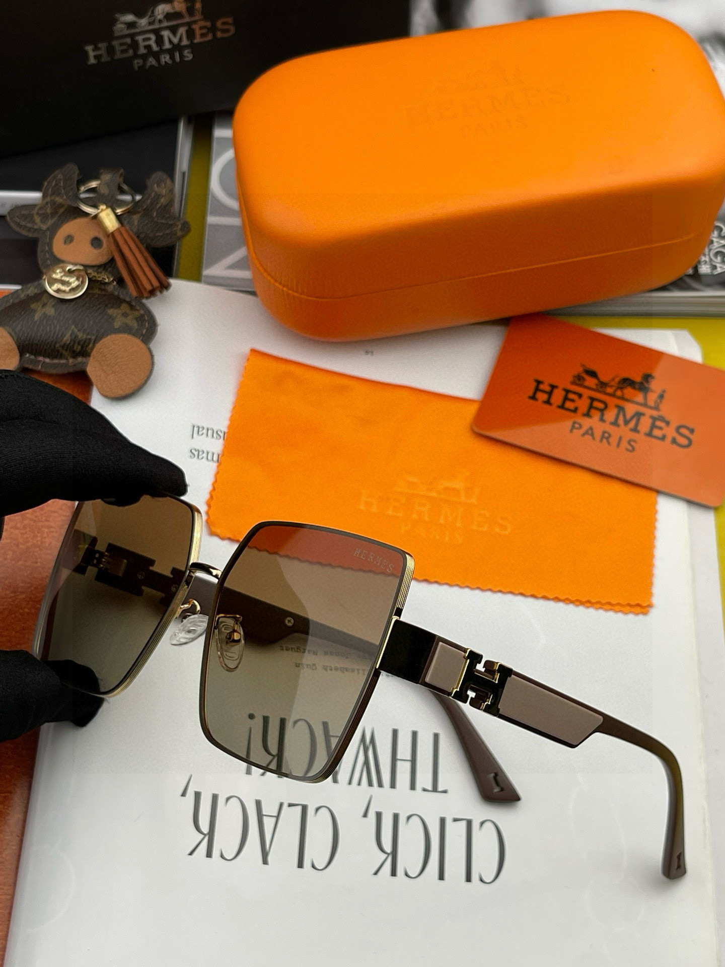  【尼龙偏光系列】爱马仕   经典的方框设计，不挑脸型，无论搭配大衣还是连衣裙都非常显气质尼龙偏光镜片预