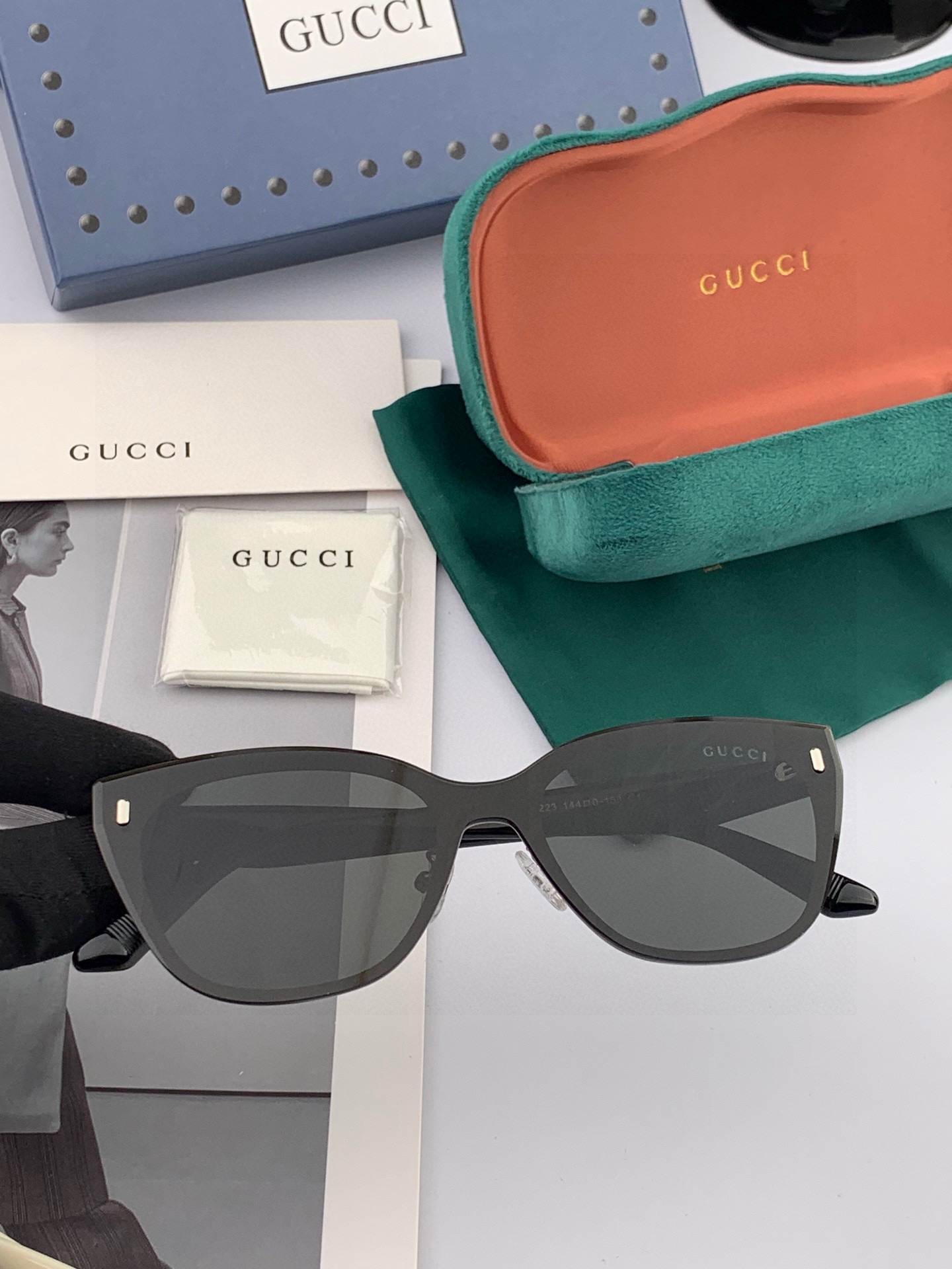   GUCCI  新款连体尼龙偏光太眼镜，情侣款时尚方框太阳镜佩戴舒适网红潮流款墨镜，大气女人范儿，大脸