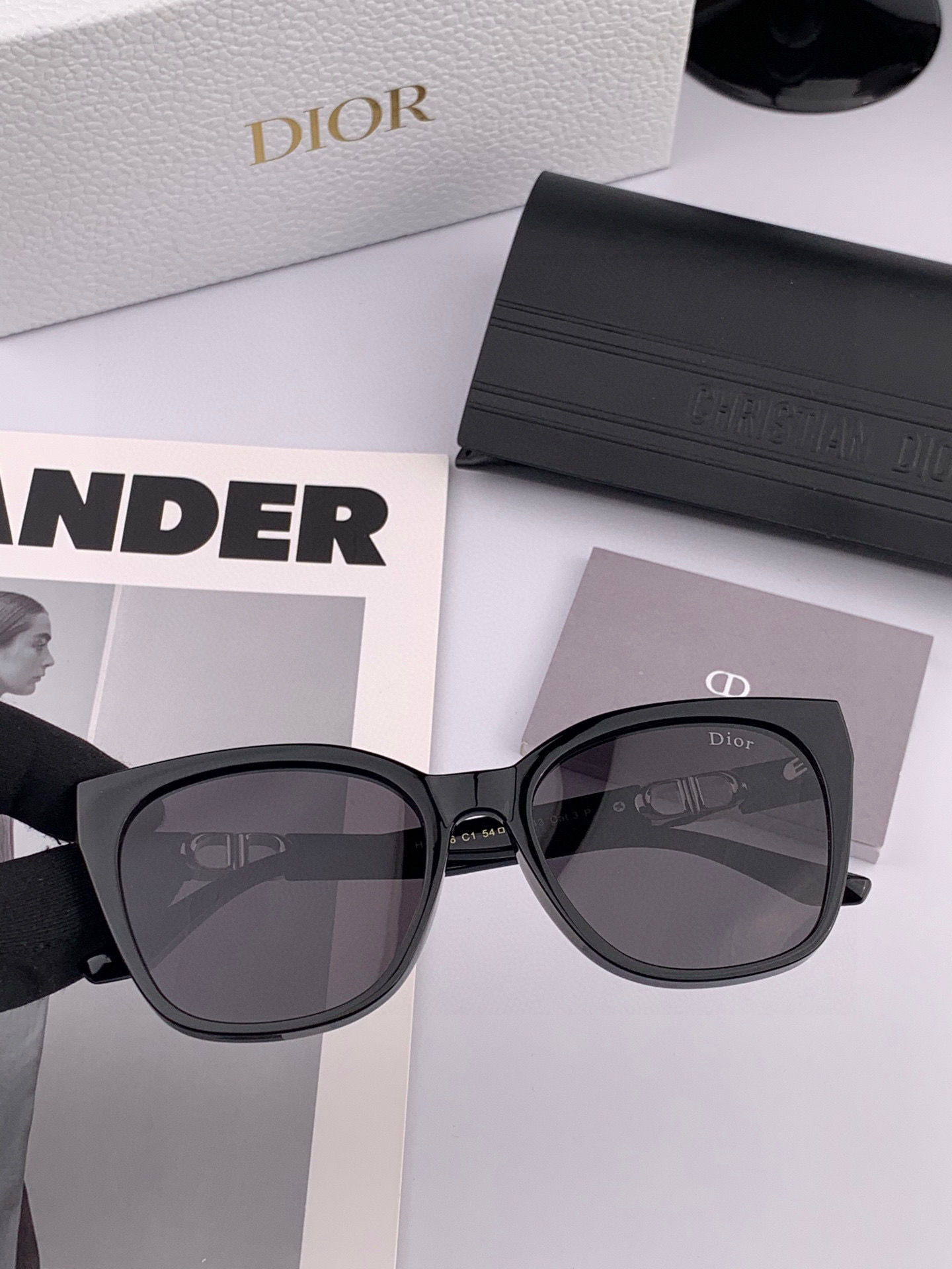   【DIOR】2025新款潮流爆款 时尚方框太阳镜 佩戴舒适 网红潮款墨镜  女士高清加厚偏光太阳镜🕶