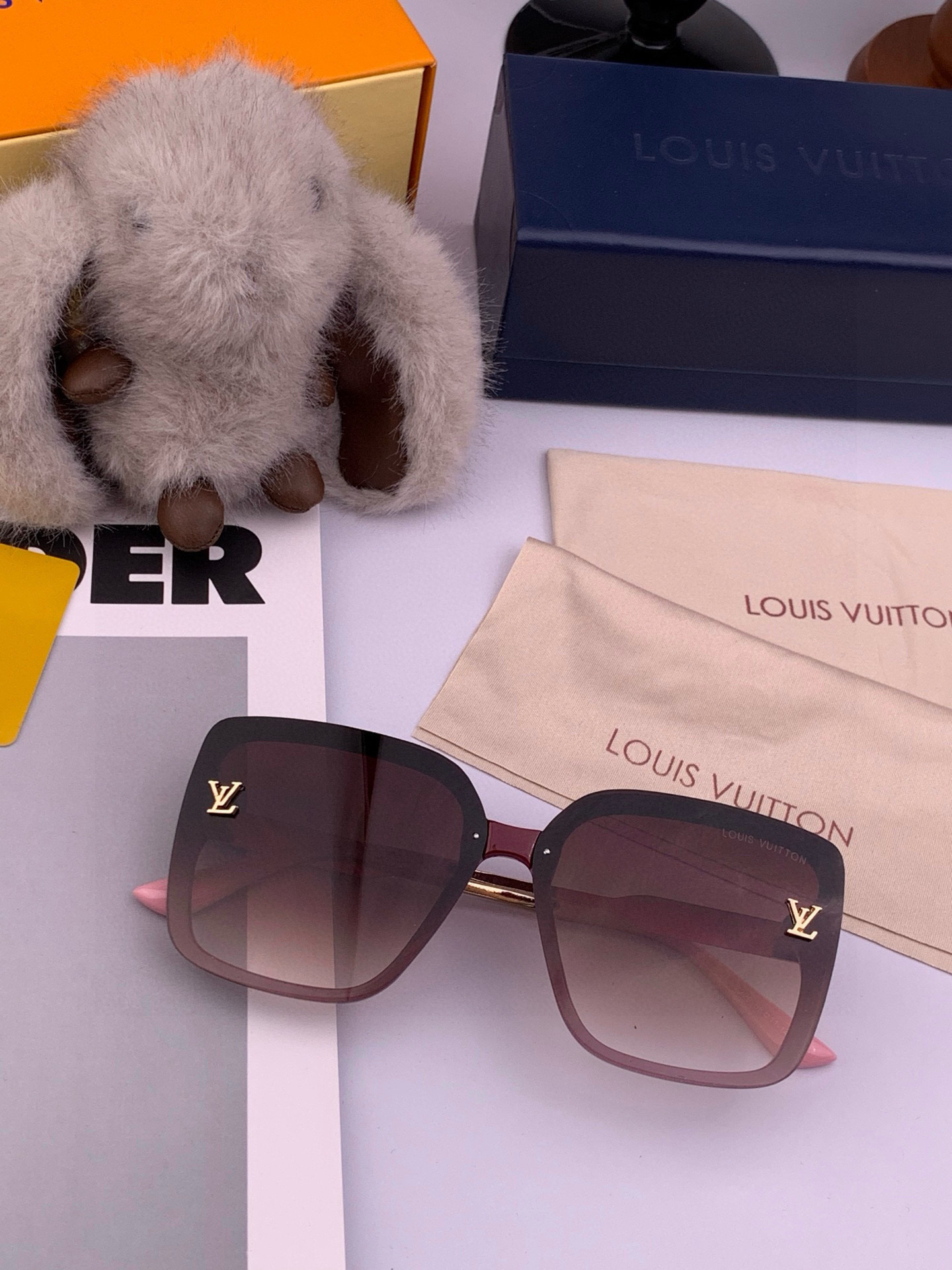  LV 2025年开春新款  潮流爆款 时尚方框太阳镜 高品质 佩戴舒适 网红潮款墨镜 型号L0893