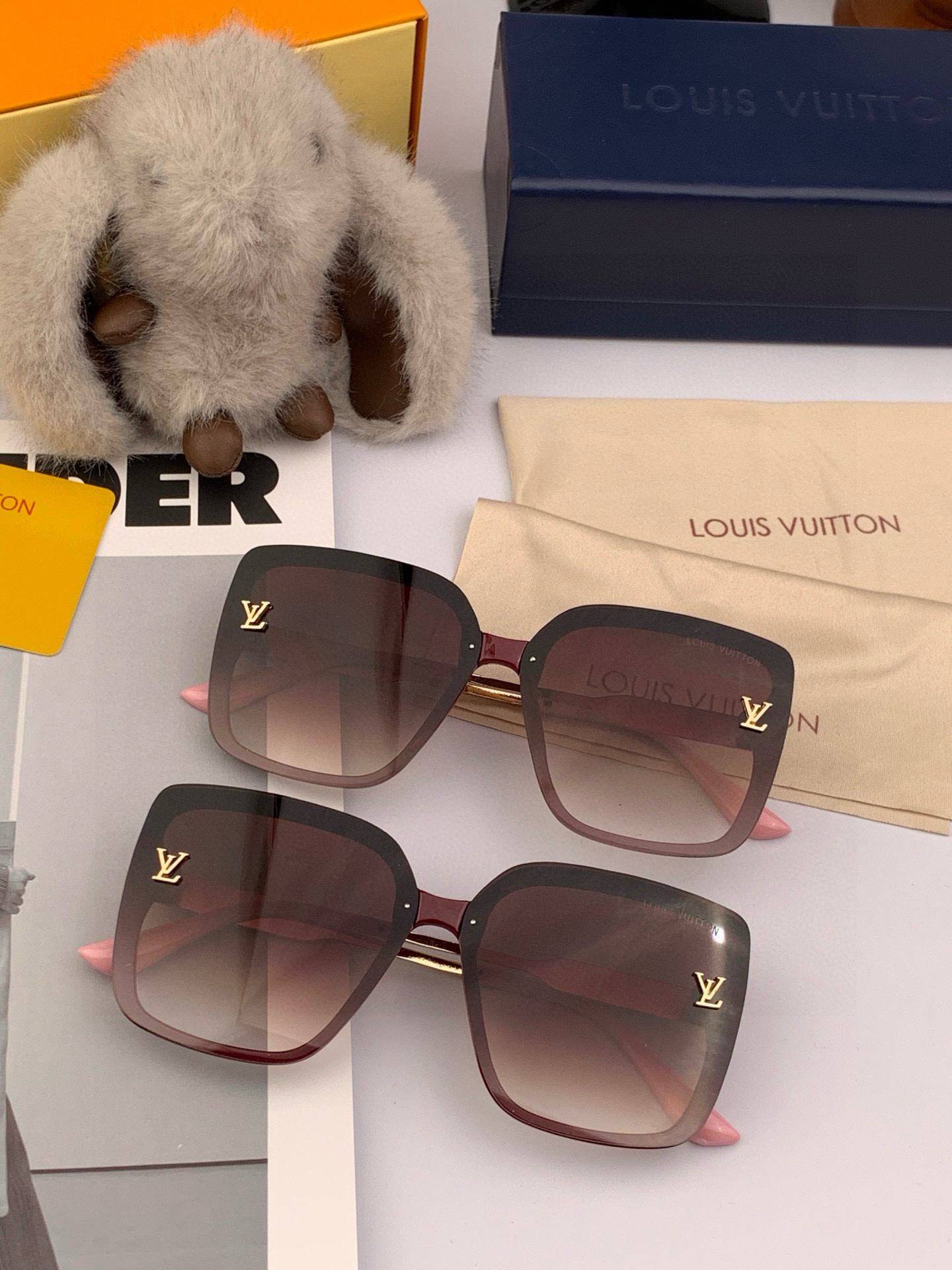  LV 2025年开春新款  潮流爆款 时尚方框太阳镜 高品质 佩戴舒适 网红潮款墨镜 型号L0893