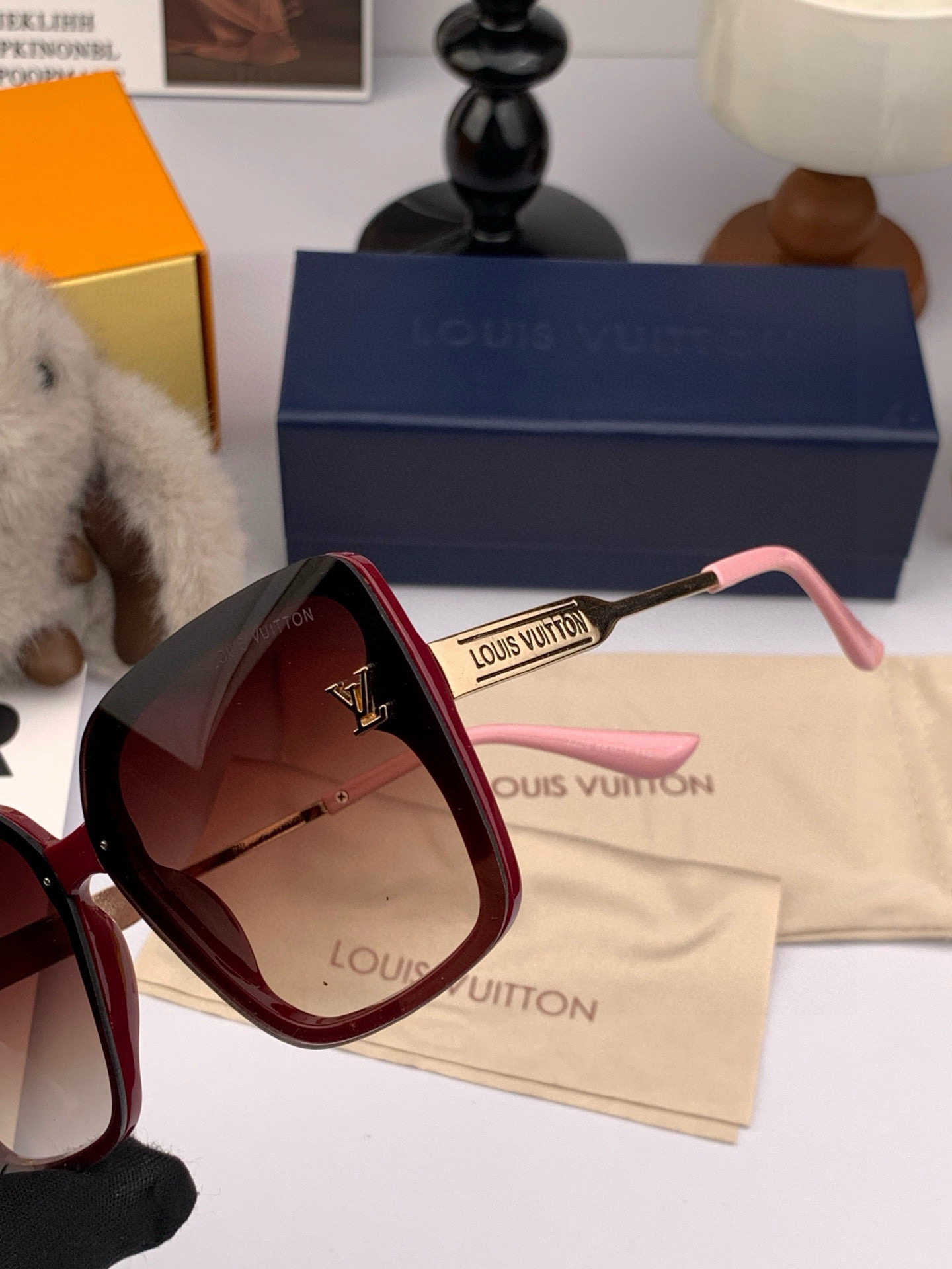  LV 2025年开春新款  潮流爆款 时尚方框太阳镜 高品质 佩戴舒适 网红潮款墨镜 型号L0893