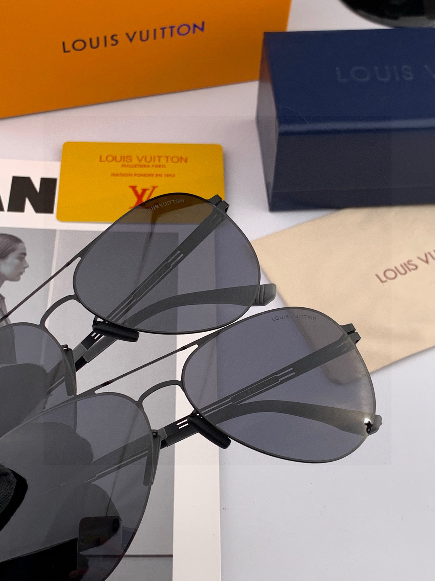 ♦️LV 2025新款男女情侣款太阳镜多边形墨镜iP电镀永不褪色 超轻超有弹性整幅眼镜无螺丝重要的是压不