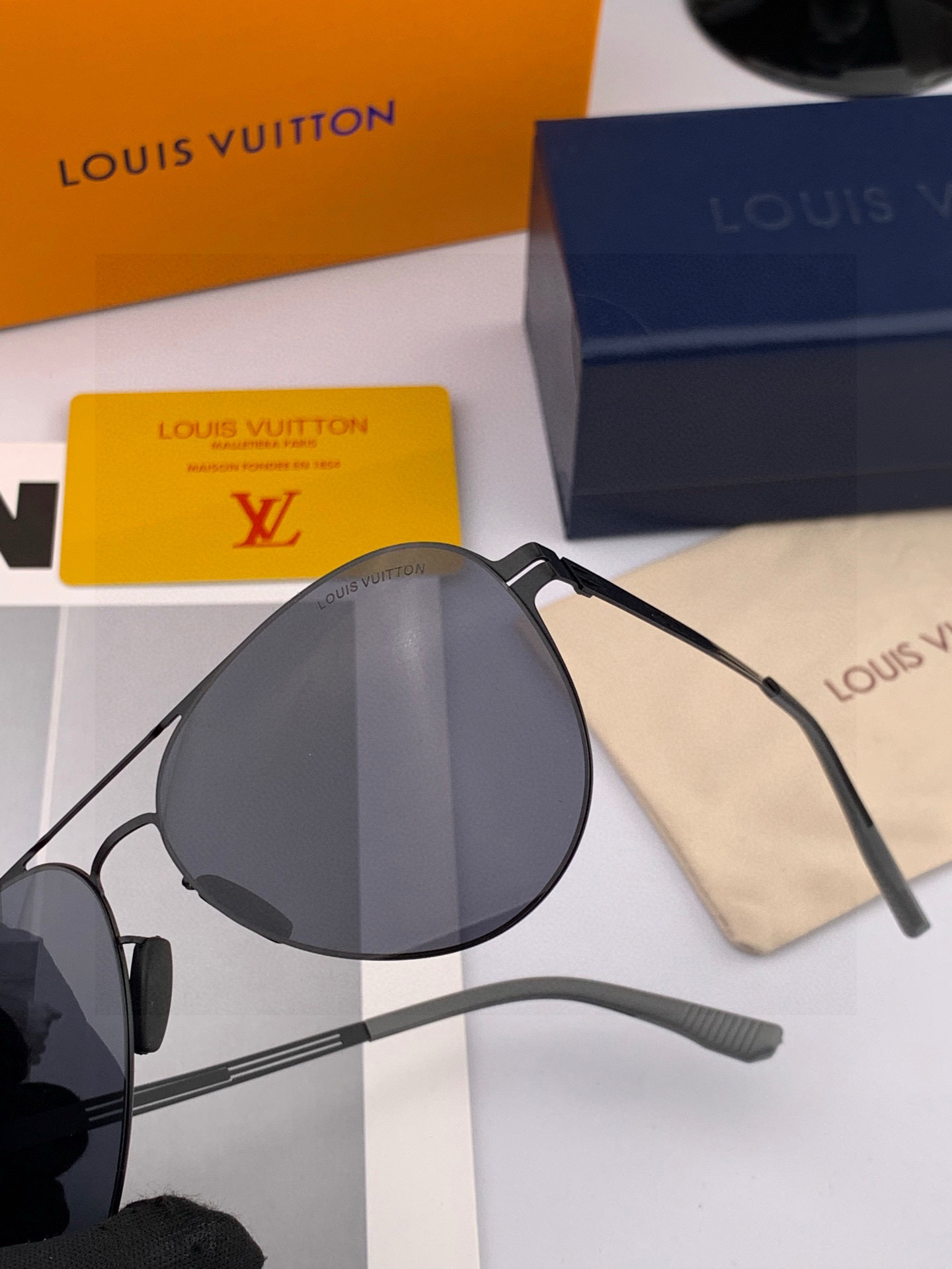 ♦️LV 2025新款男女情侣款太阳镜多边形墨镜iP电镀永不褪色 超轻超有弹性整幅眼镜无螺丝重要的是压不