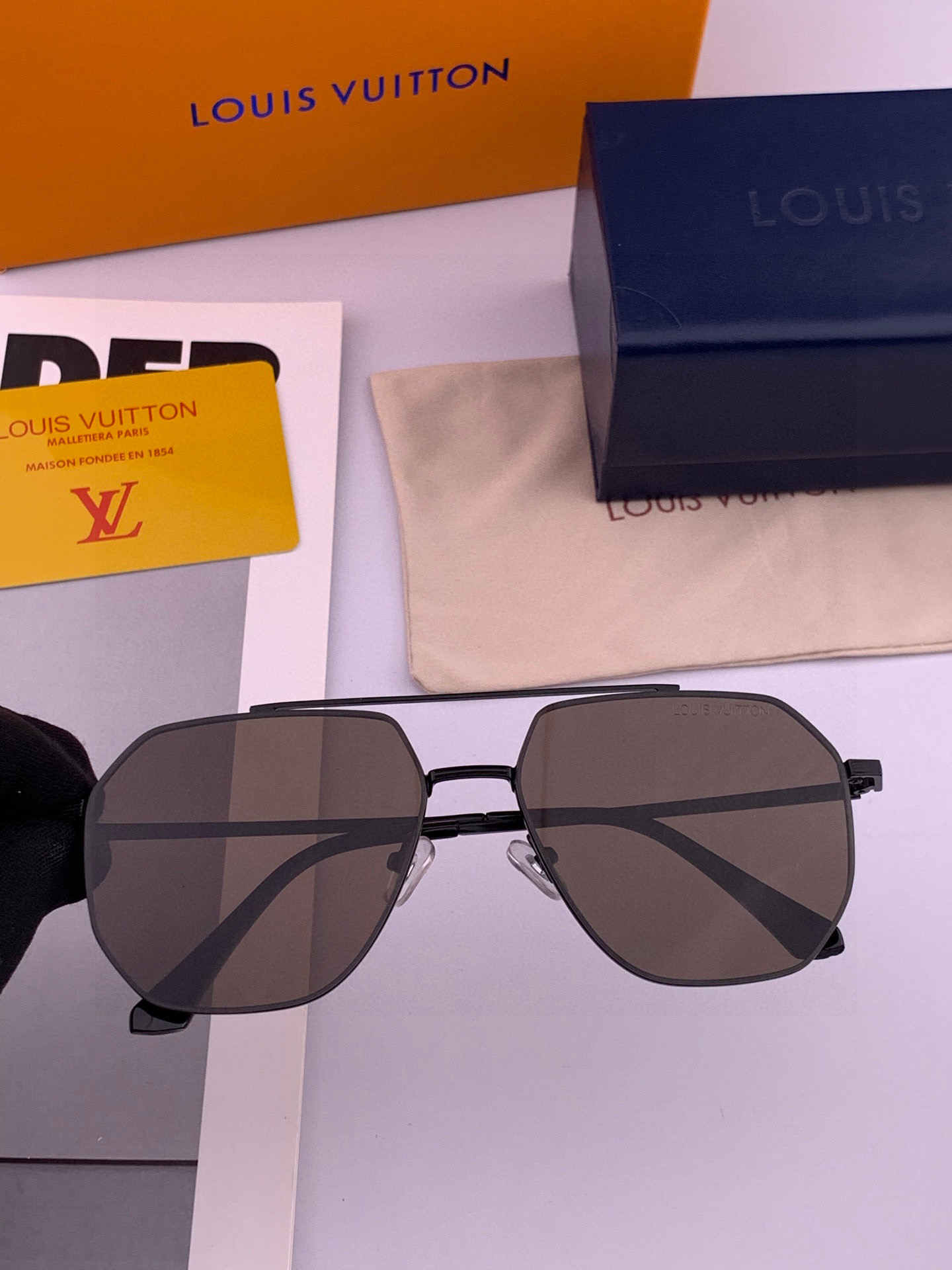       LV 男款炫彩飞行员偏光太阳镜 ❤️材质：高清尼龙加厚卡槽高清偏光镜片 🌹无边框镜架💕颜👍型