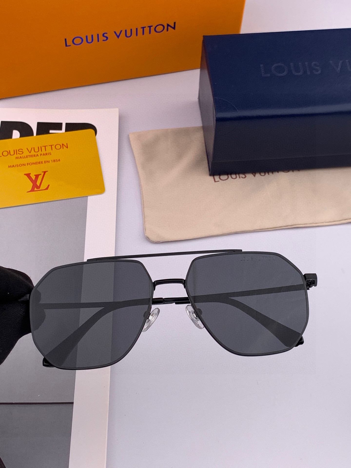       LV 男款炫彩飞行员偏光太阳镜 ❤️材质：高清尼龙加厚卡槽高清偏光镜片 🌹无边框镜架💕颜👍型