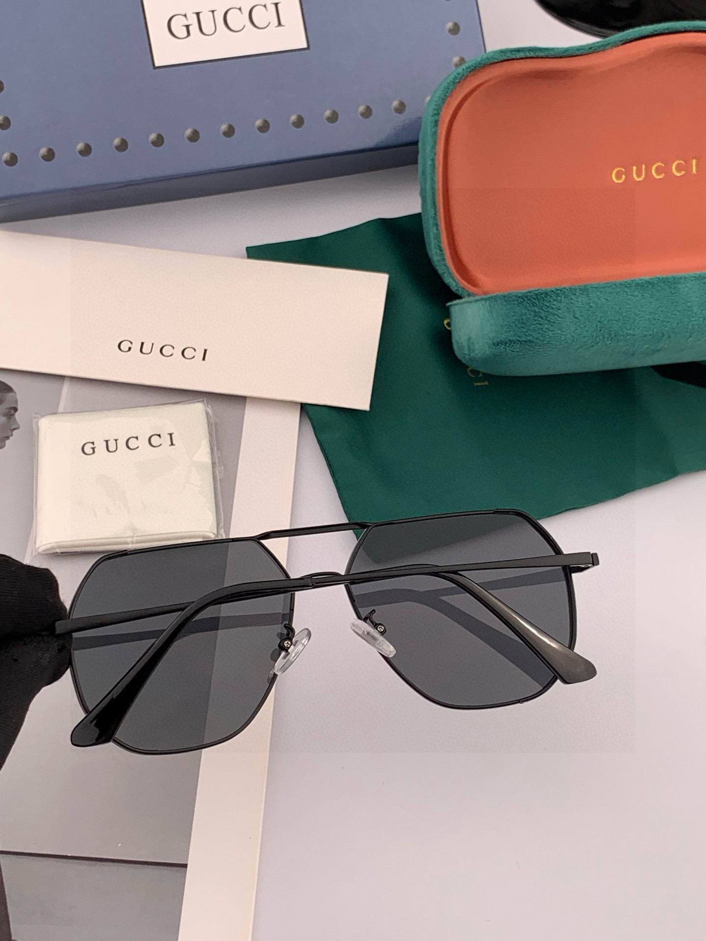       LV 男款炫彩飞行员偏光太阳镜 ❤️材质：高清尼龙加厚卡槽高清偏光镜片 🌹无边框镜架💕颜👍型