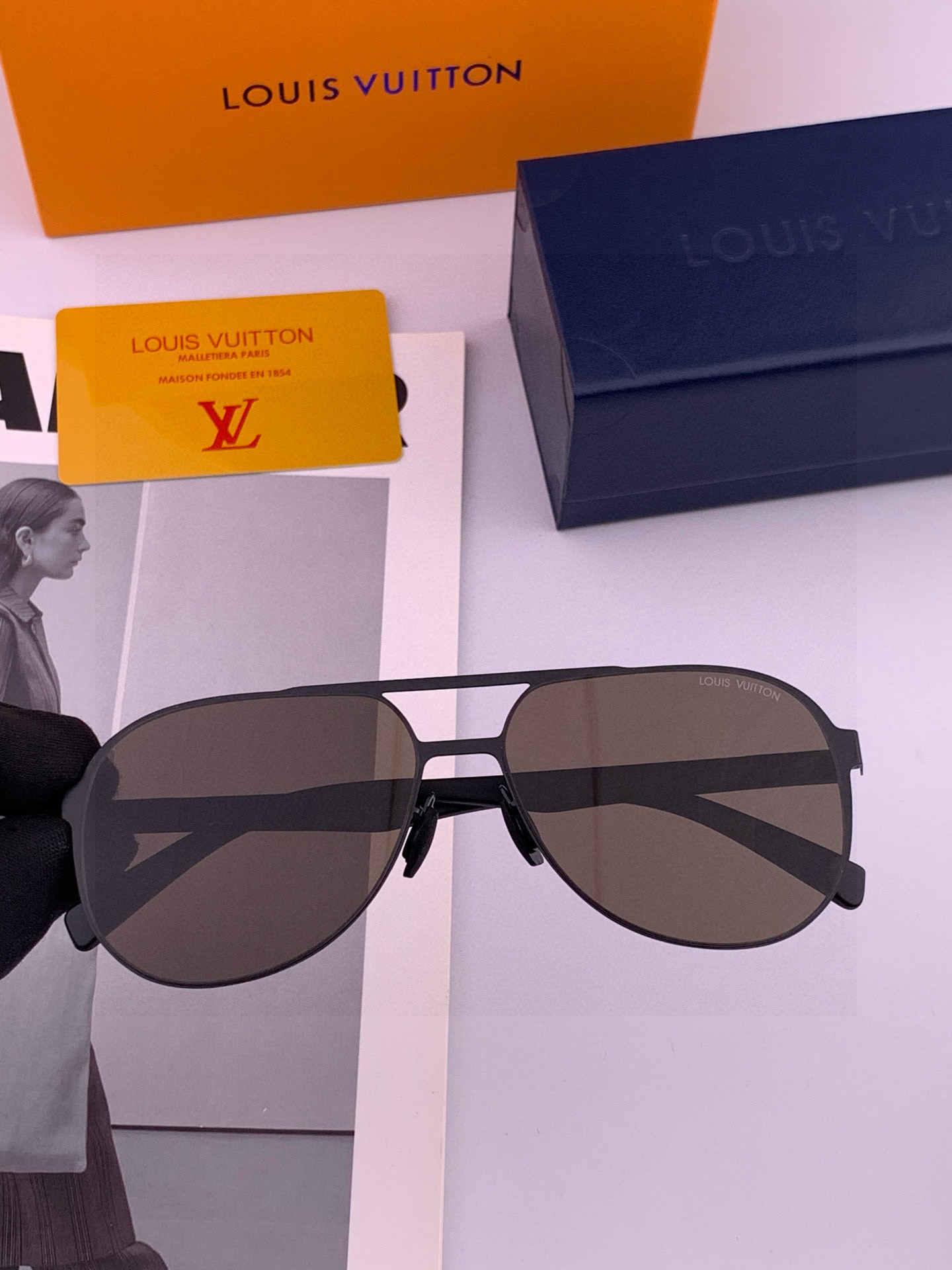       LV 男款炫彩飞行员偏光太阳镜 ❤️材质：高清尼龙加厚卡槽高清偏光镜片 🌹无边框镜架💕颜👍型