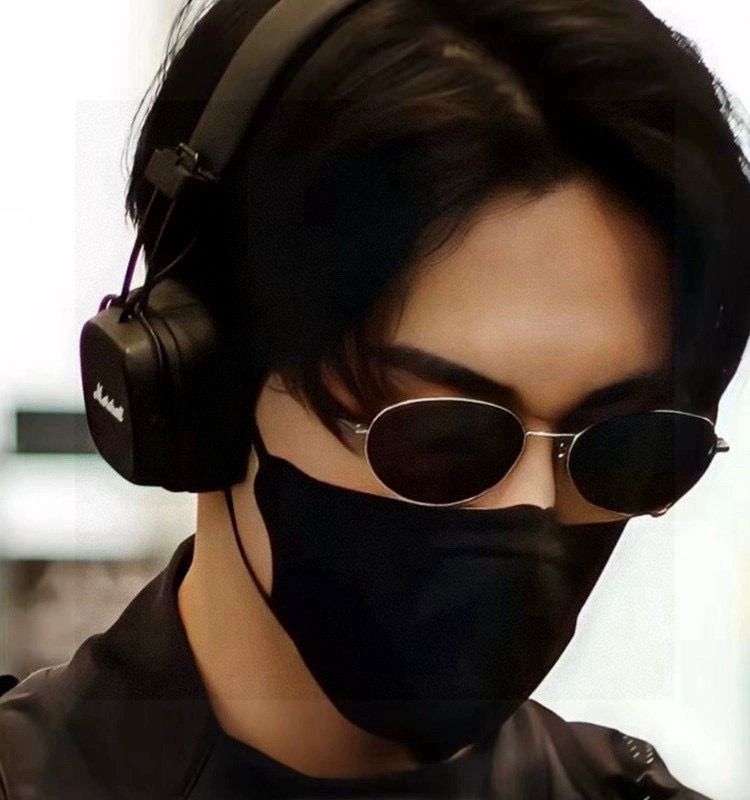   Gucci 。  高品质男女款墨镜   👍 进口宝丽来偏光镜片  。 开车钓鱼都可 。百搭显瘦墨镜韩