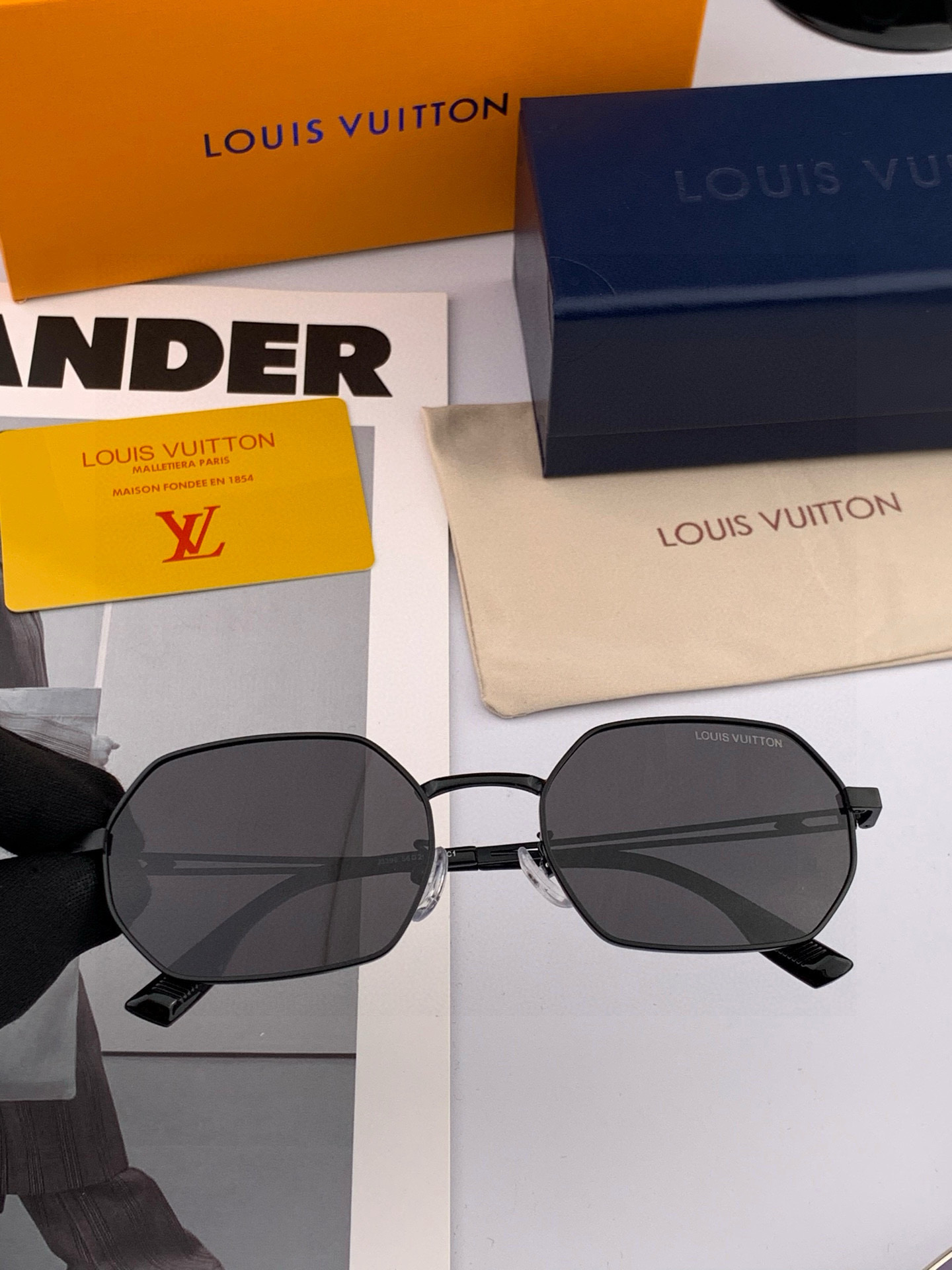  Lv 。  高品质男女款墨镜   👍 进口宝丽来偏光镜片  。蛤蟆镜 开车钓鱼都可 。百搭显瘦墨镜韩版