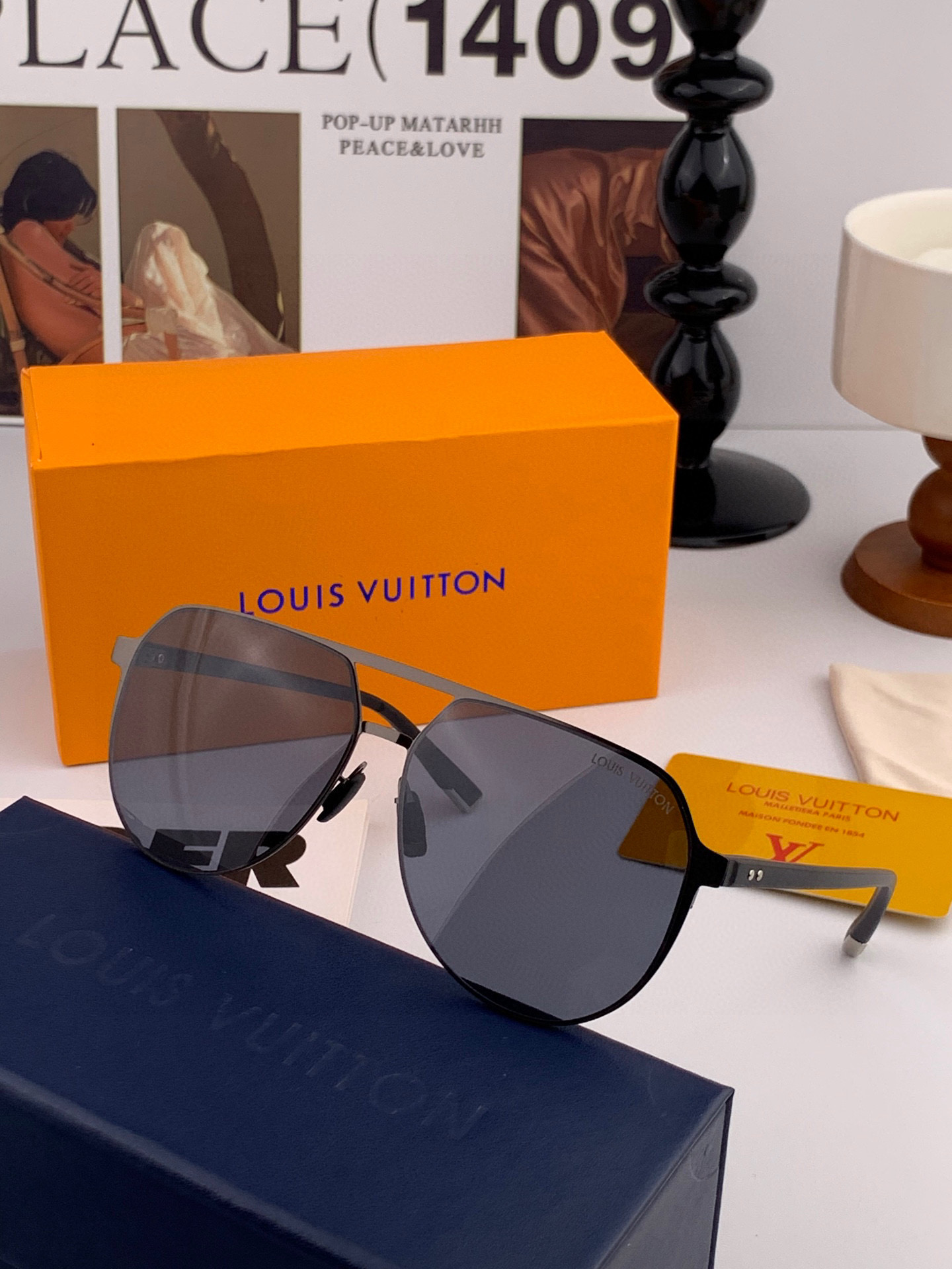       LV 男款炫彩飞行员偏光太阳镜 ❤️材质：高清尼龙加厚卡槽高清偏光镜片 🌹无边框镜架💕颜👍型