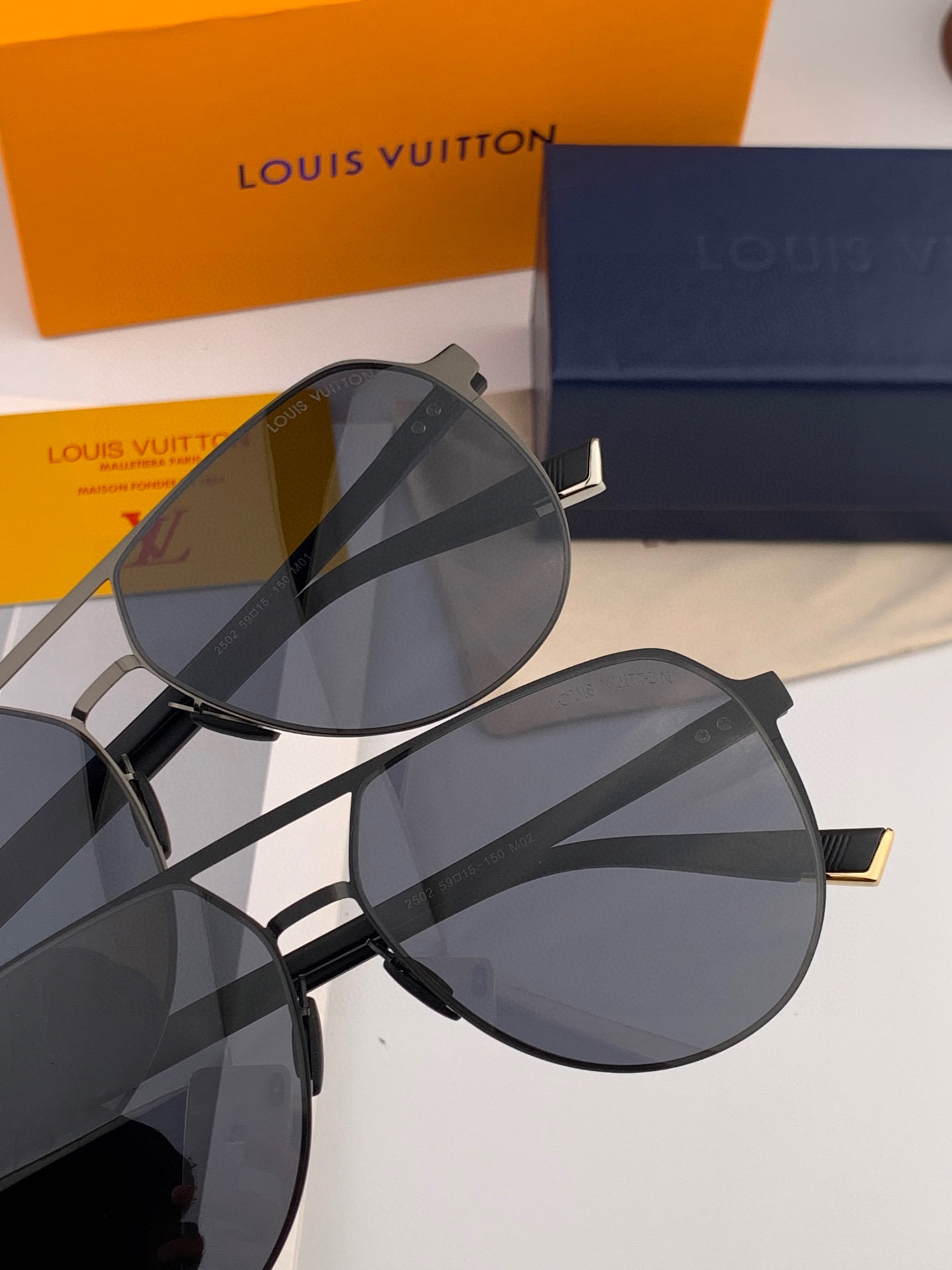       LV 男款炫彩飞行员偏光太阳镜 ❤️材质：高清尼龙加厚卡槽高清偏光镜片 🌹无边框镜架💕颜👍型