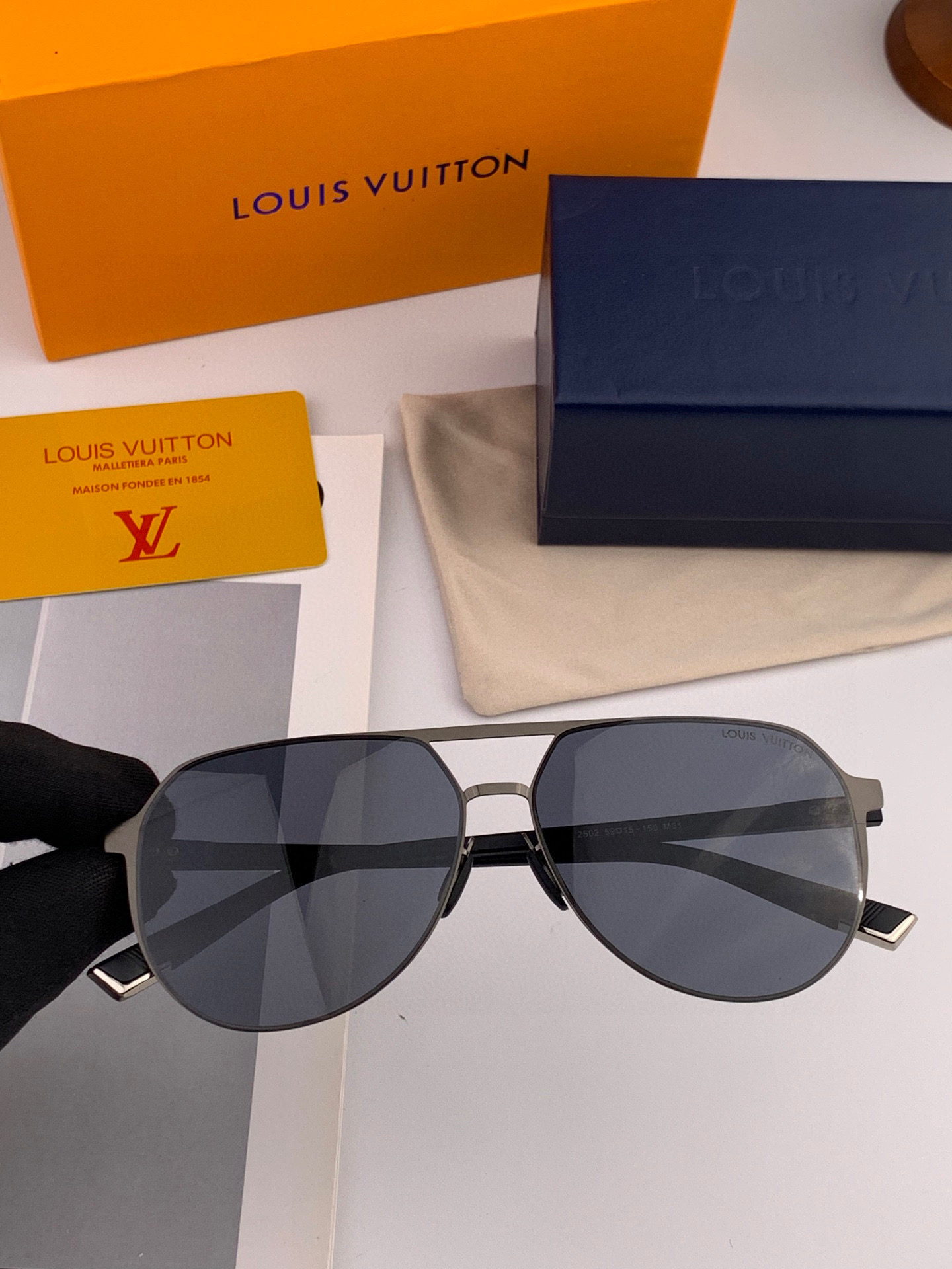       LV 男款炫彩飞行员偏光太阳镜 ❤️材质：高清尼龙加厚卡槽高清偏光镜片 🌹无边框镜架💕颜👍型