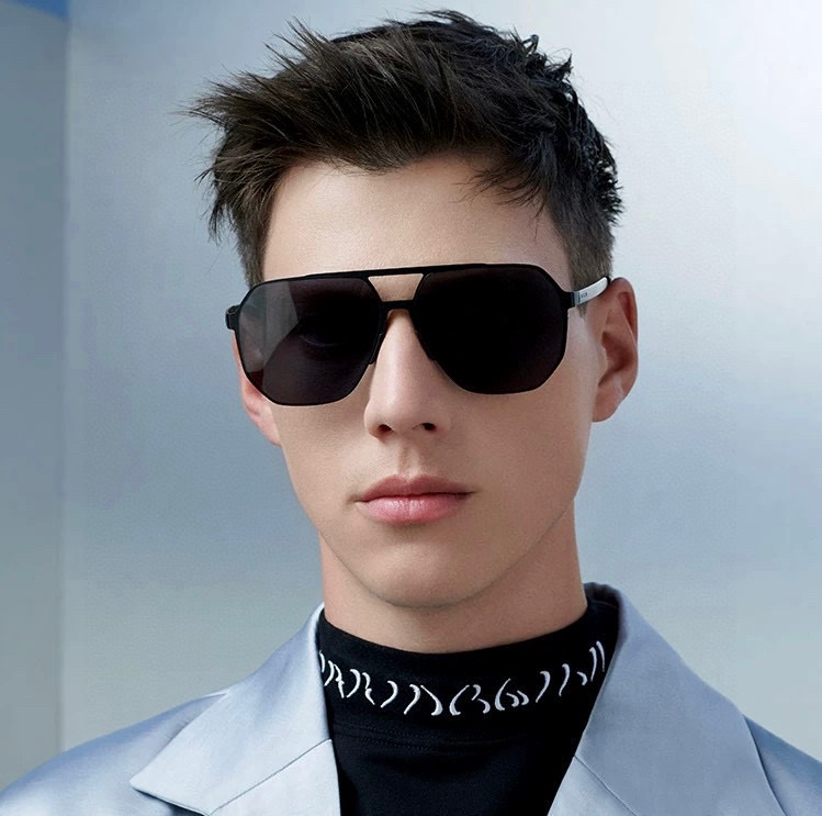       LV 男款炫彩飞行员偏光太阳镜 ❤️材质：高清尼龙加厚卡槽高清偏光镜片 🌹无边框镜架💕颜👍型