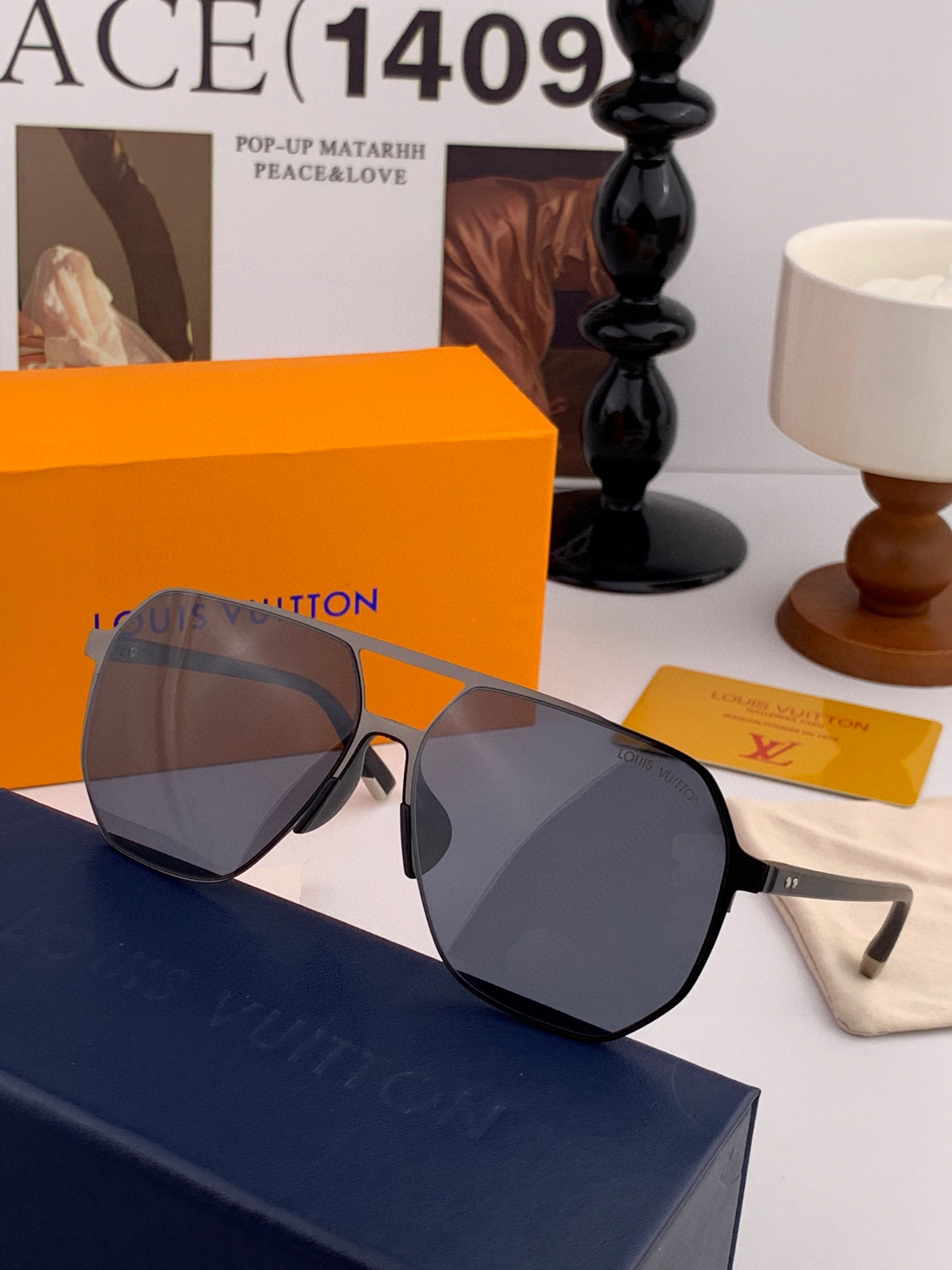       LV 男款炫彩飞行员偏光太阳镜 ❤️材质：高清尼龙加厚卡槽高清偏光镜片 🌹无边框镜架💕颜👍型