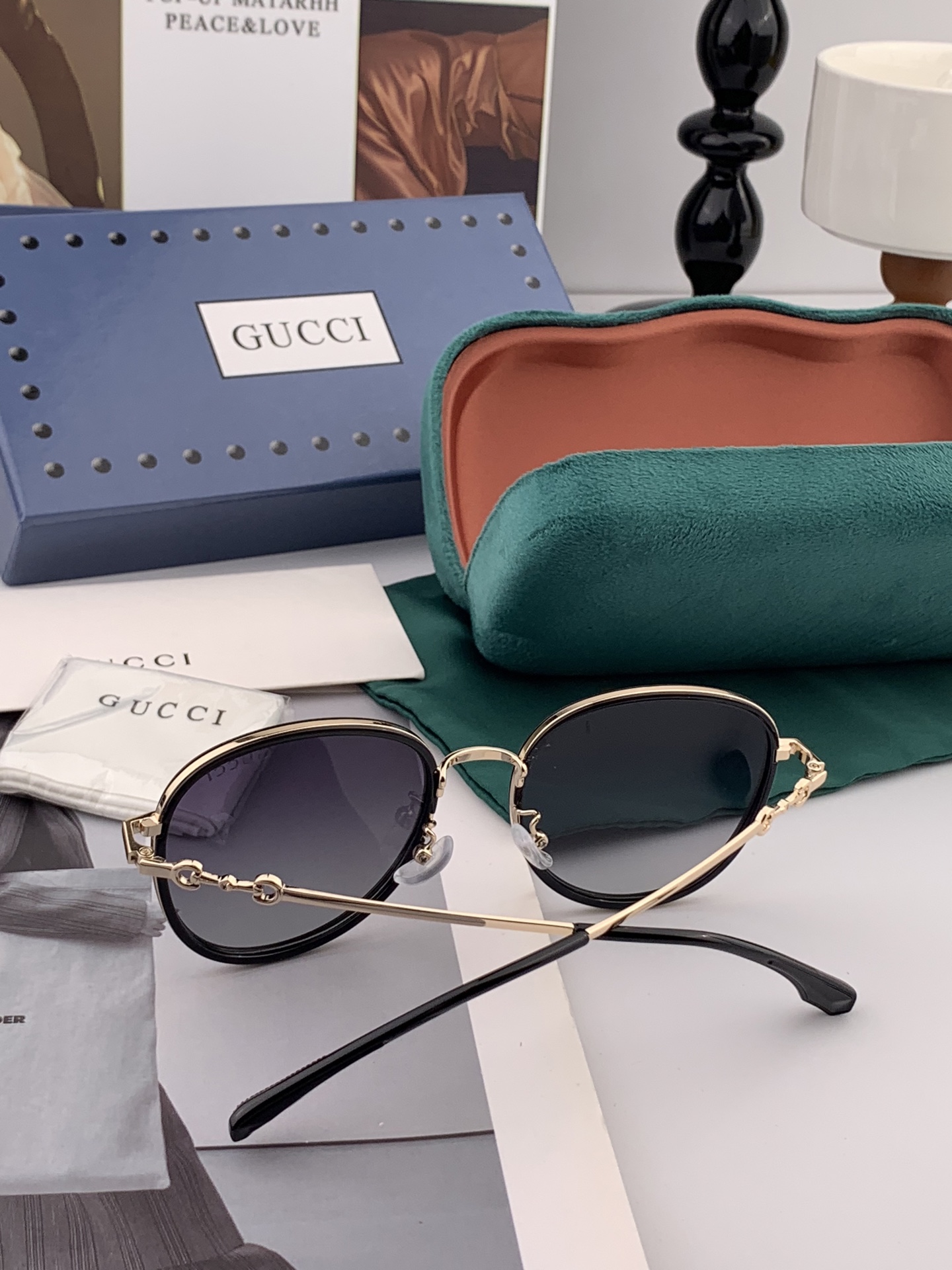  Gucci墨镜  新款  。  圆框设计再优雅的同时还能在视觉上修饰脸型，敲显脸小，不挑脸型 复古的马