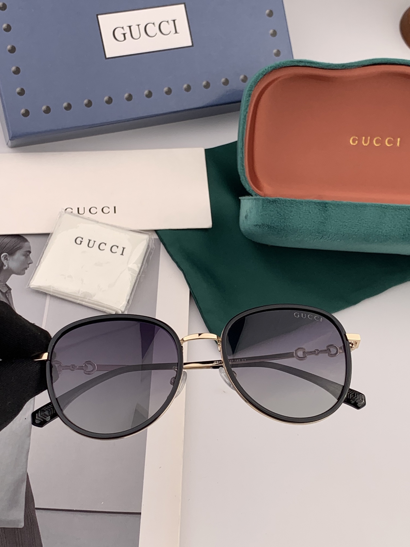  Gucci墨镜  新款  。  圆框设计再优雅的同时还能在视觉上修饰脸型，敲显脸小，不挑脸型 复古的马