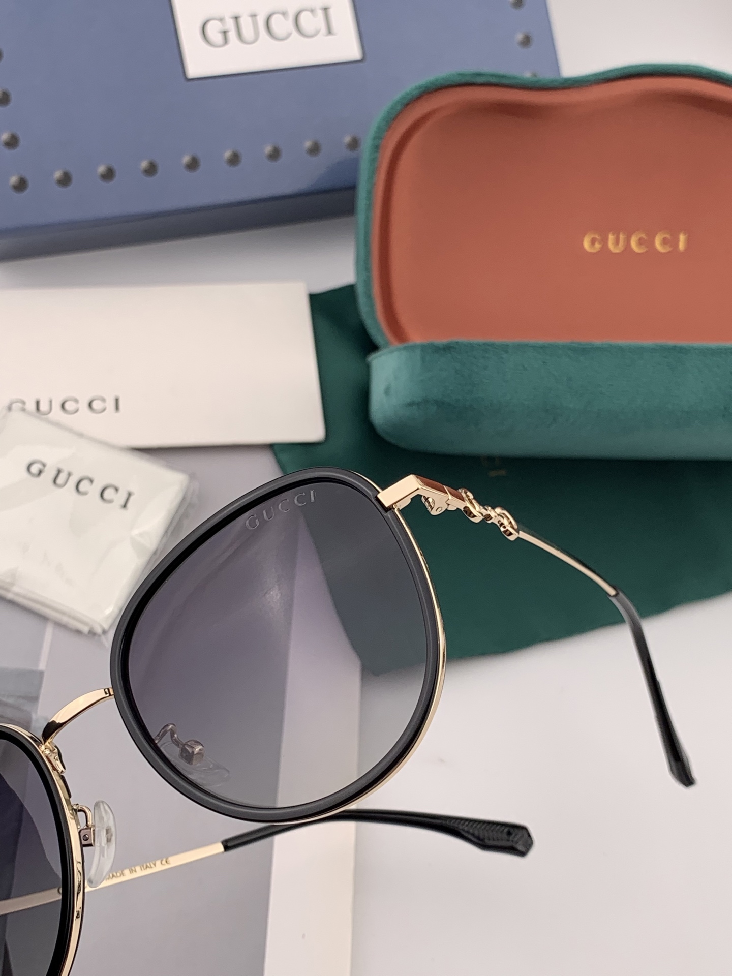  Gucci墨镜  新款  。  圆框设计再优雅的同时还能在视觉上修饰脸型，敲显脸小，不挑脸型 复古的马