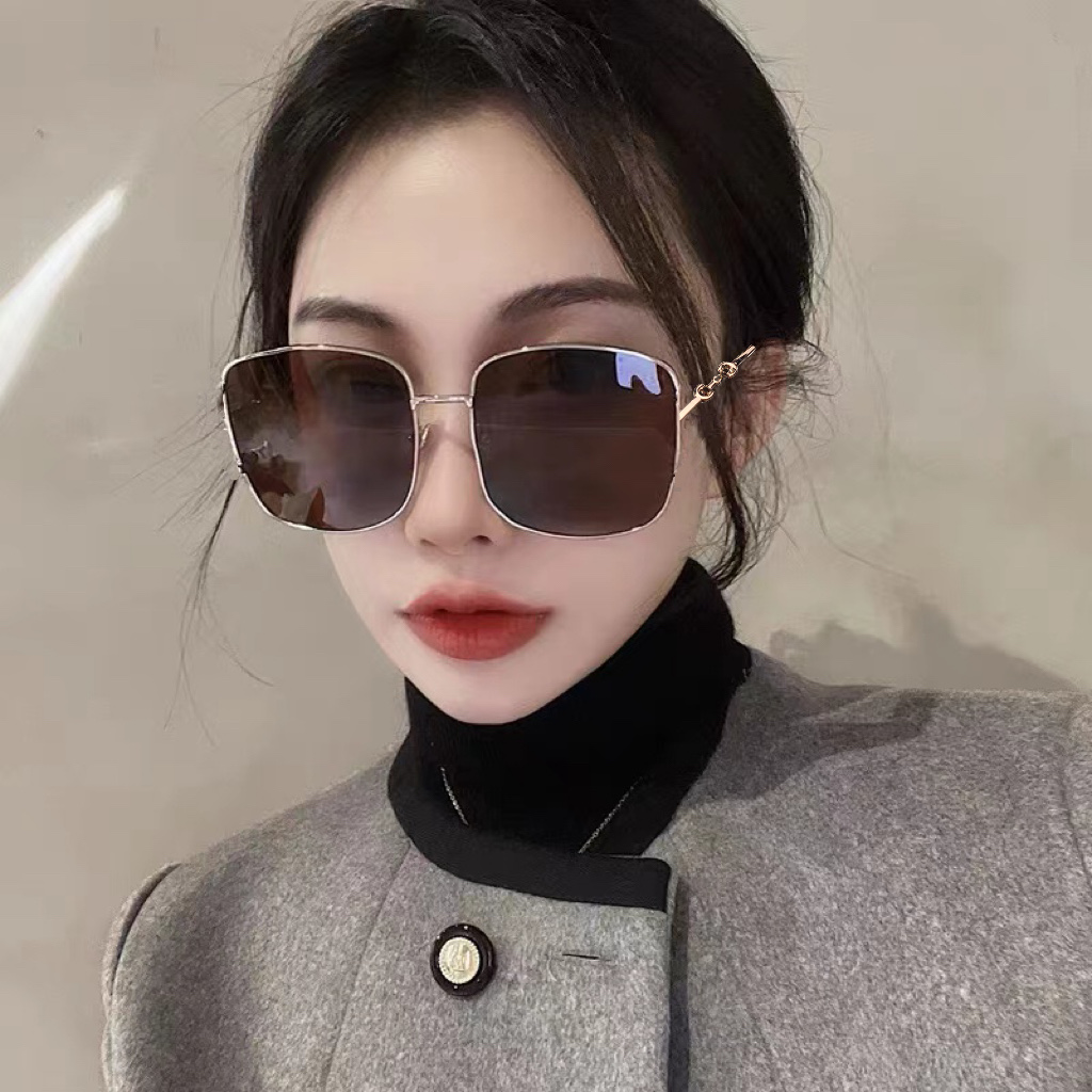  Gucci墨镜 新款  。  方框设计再优雅的同时还能在视觉上修饰脸型，敲显脸小，不挑脸型 复古的马衔