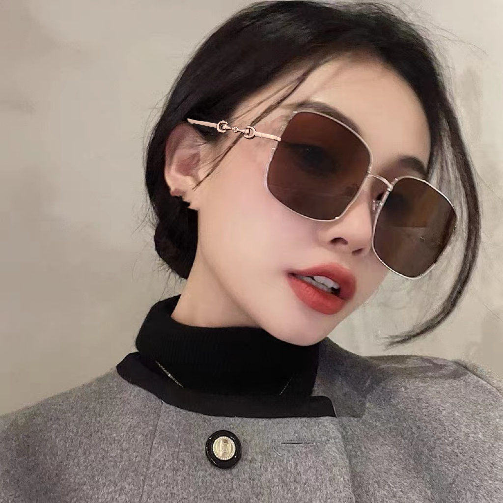  Gucci墨镜 新款  。  方框设计再优雅的同时还能在视觉上修饰脸型，敲显脸小，不挑脸型 复古的马衔