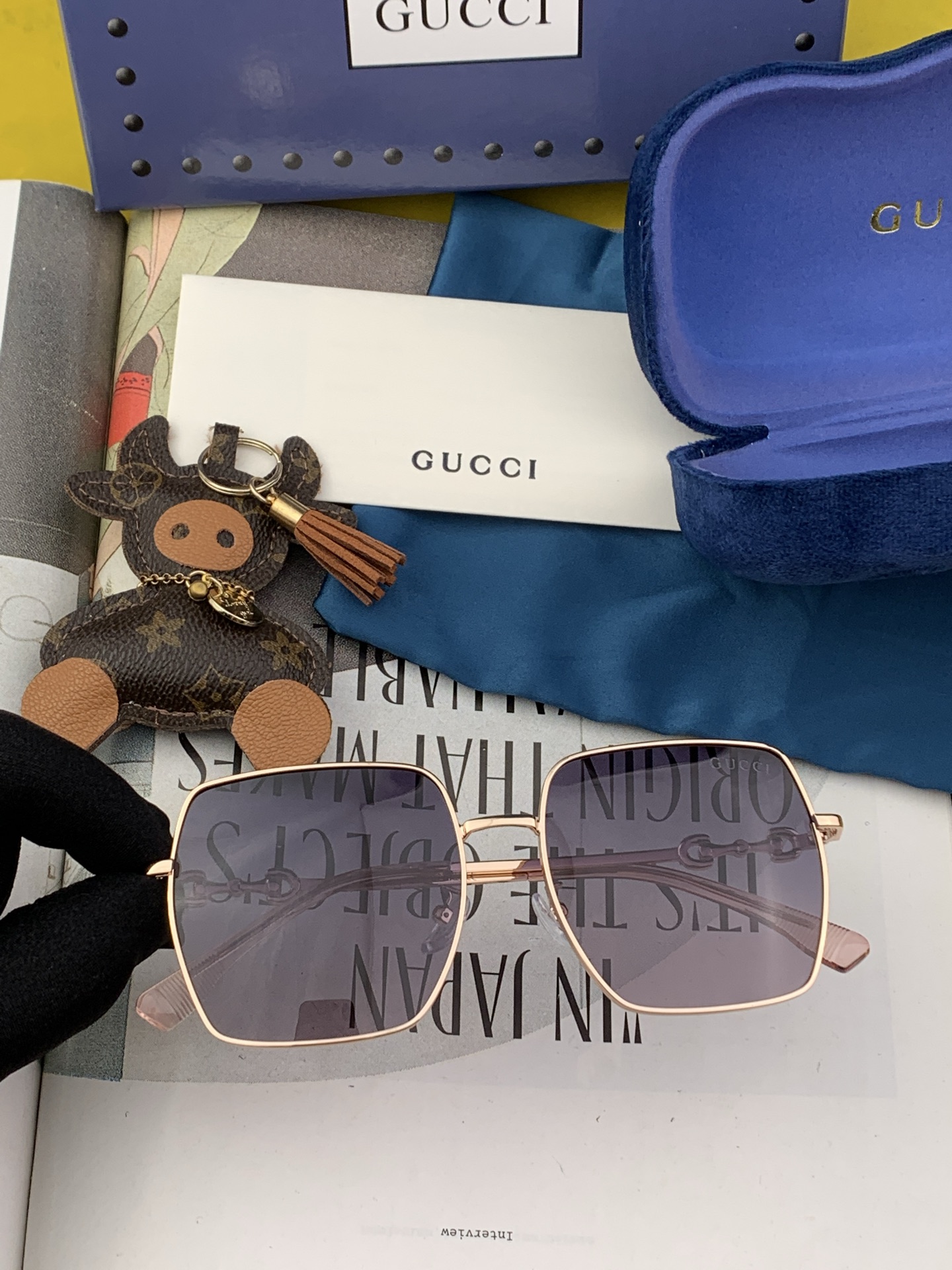  Gucci墨镜 新款  。  方框设计再优雅的同时还能在视觉上修饰脸型，敲显脸小，不挑脸型 复古的马衔