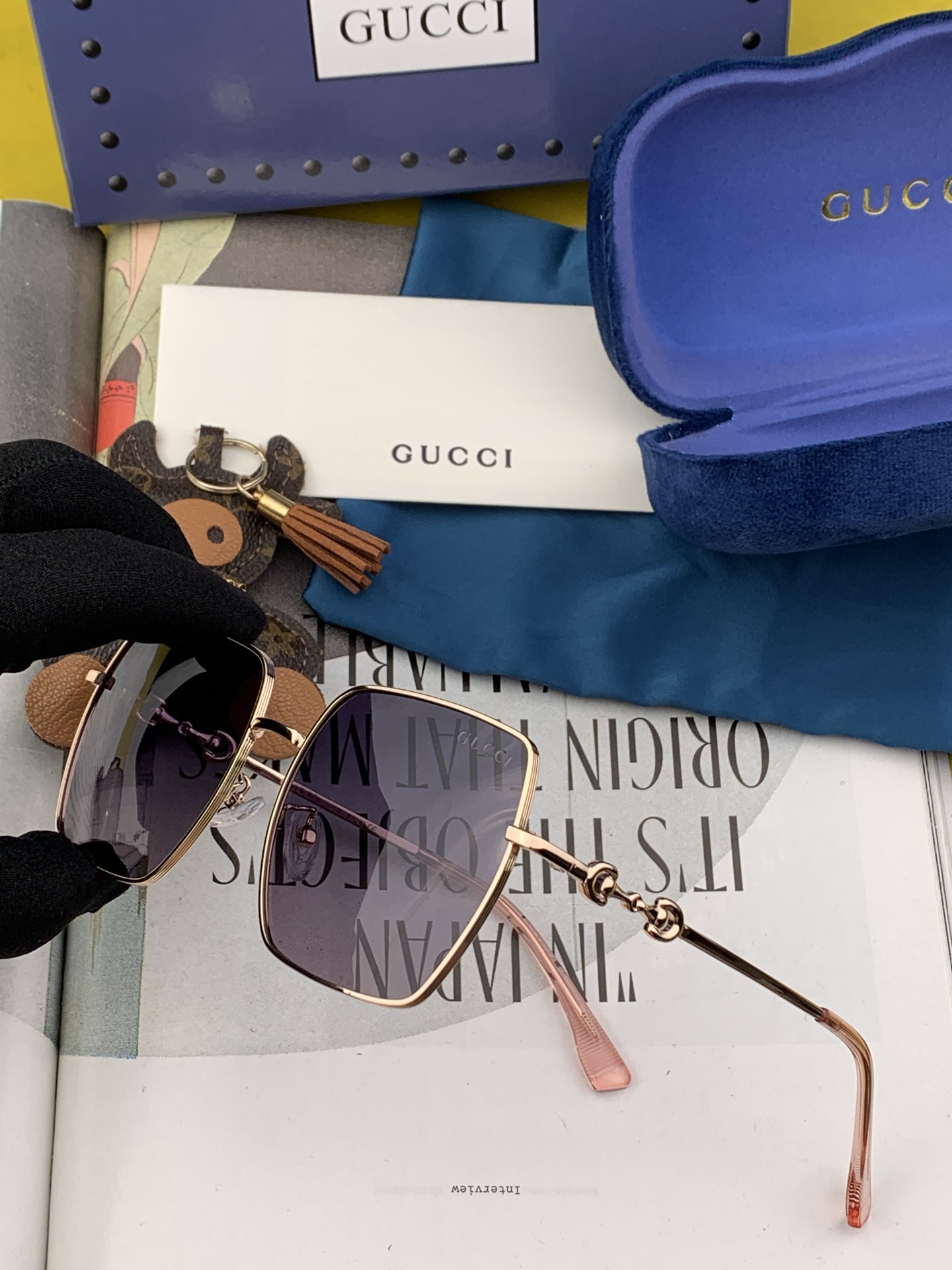  Gucci墨镜 新款  。  方框设计再优雅的同时还能在视觉上修饰脸型，敲显脸小，不挑脸型 复古的马衔