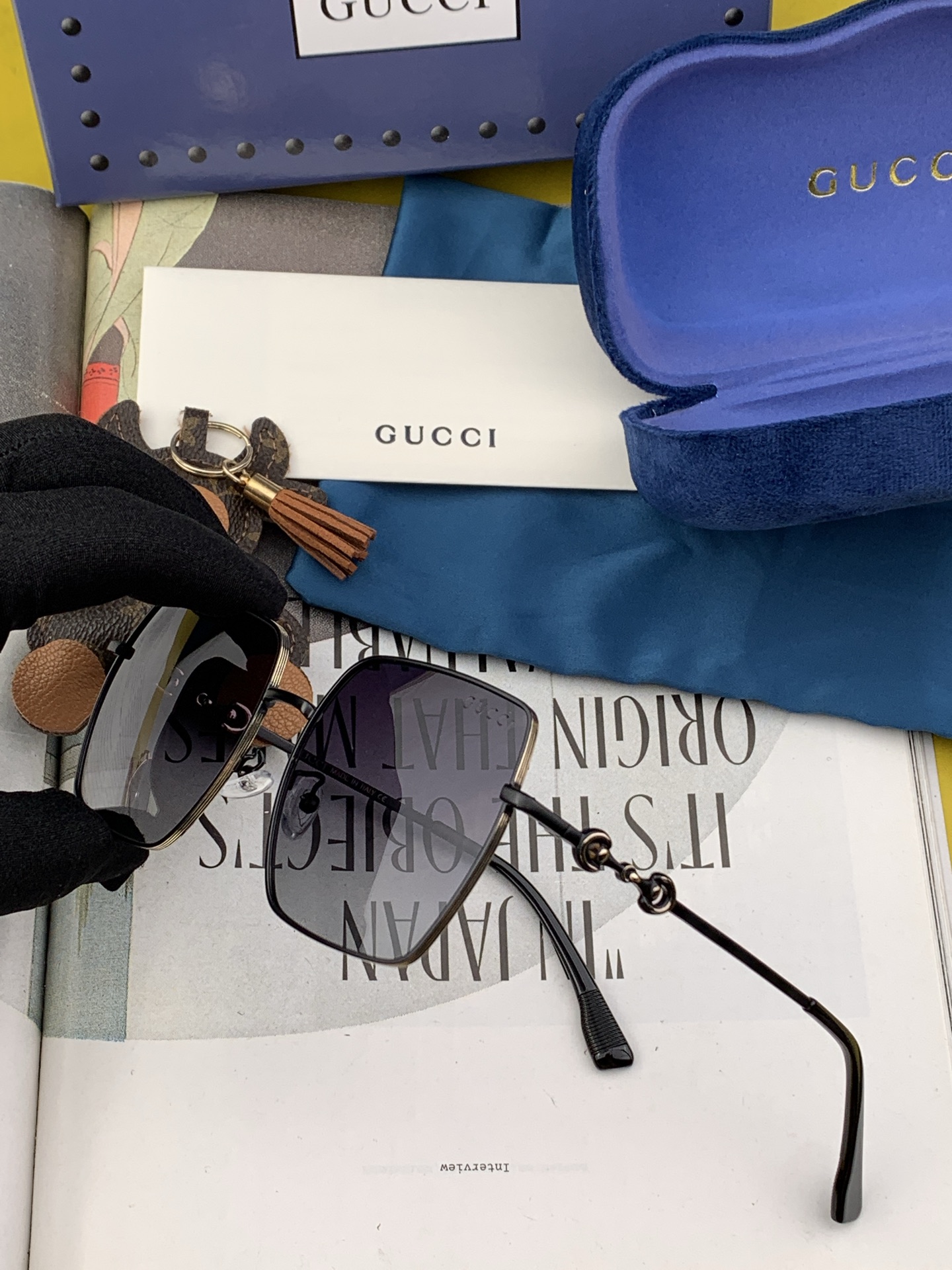  Gucci墨镜 新款  。  方框设计再优雅的同时还能在视觉上修饰脸型，敲显脸小，不挑脸型 复古的马衔