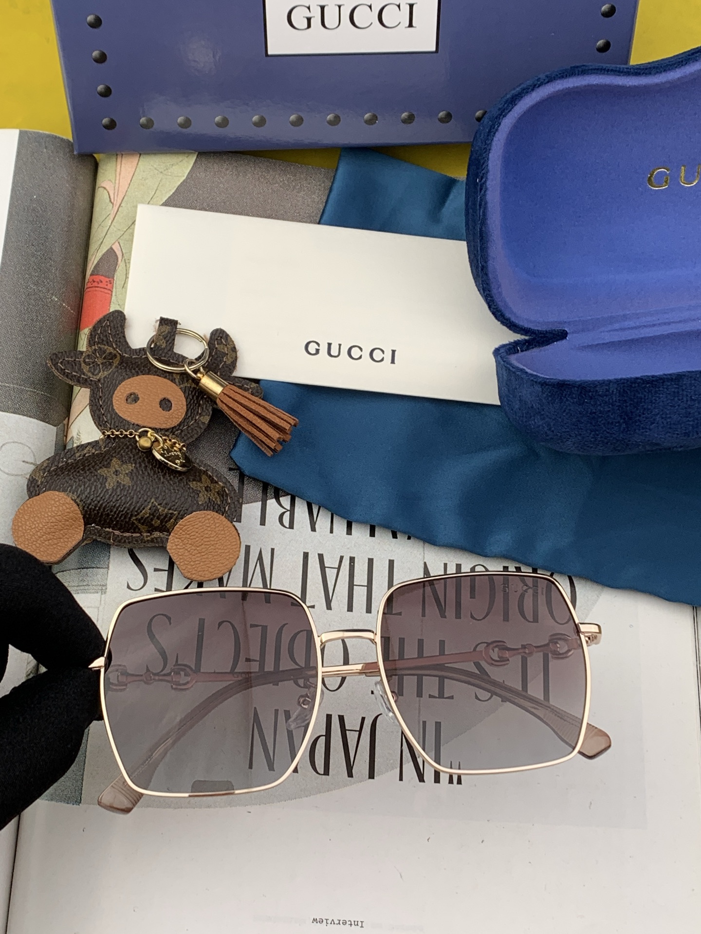  Gucci墨镜 新款  。  方框设计再优雅的同时还能在视觉上修饰脸型，敲显脸小，不挑脸型 复古的马衔