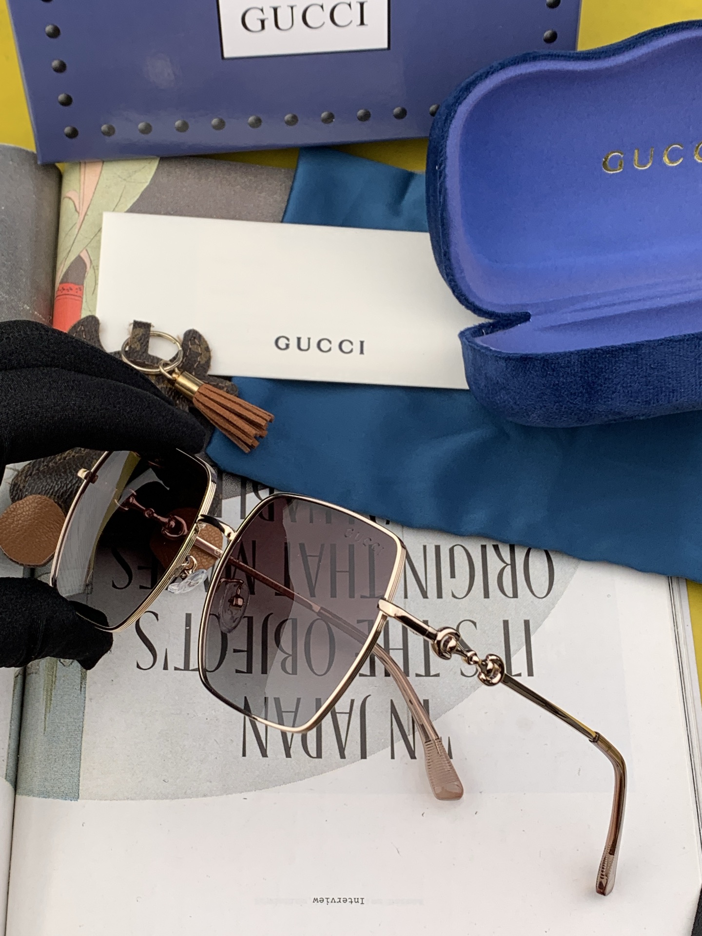  Gucci墨镜 新款  。  方框设计再优雅的同时还能在视觉上修饰脸型，敲显脸小，不挑脸型 复古的马衔