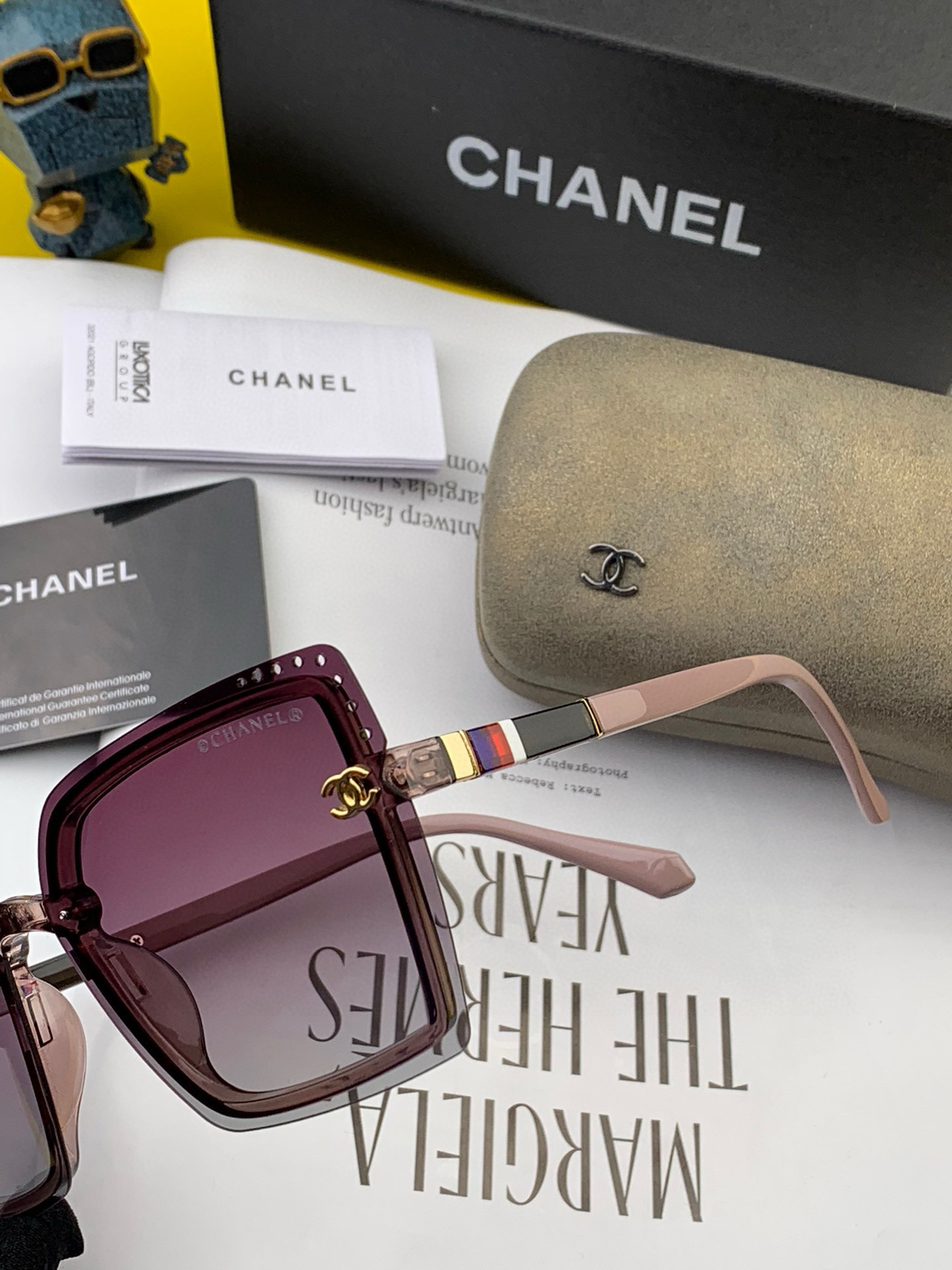  新品CHANEL香奈儿.太阳镜以独特魅力和前卫风格诠释春夏最新眼镜，以方框设计两边经典小香logo做点