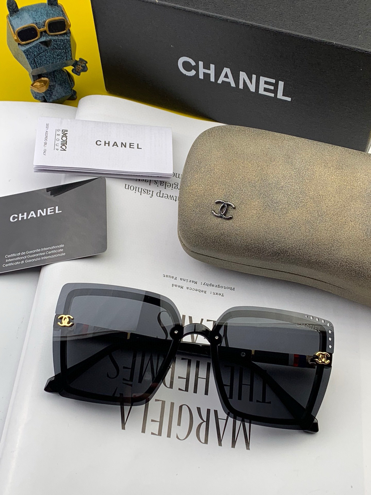  新品CHANEL香奈儿.太阳镜以独特魅力和前卫风格诠释春夏最新眼镜，以方框设计两边经典小香logo做点