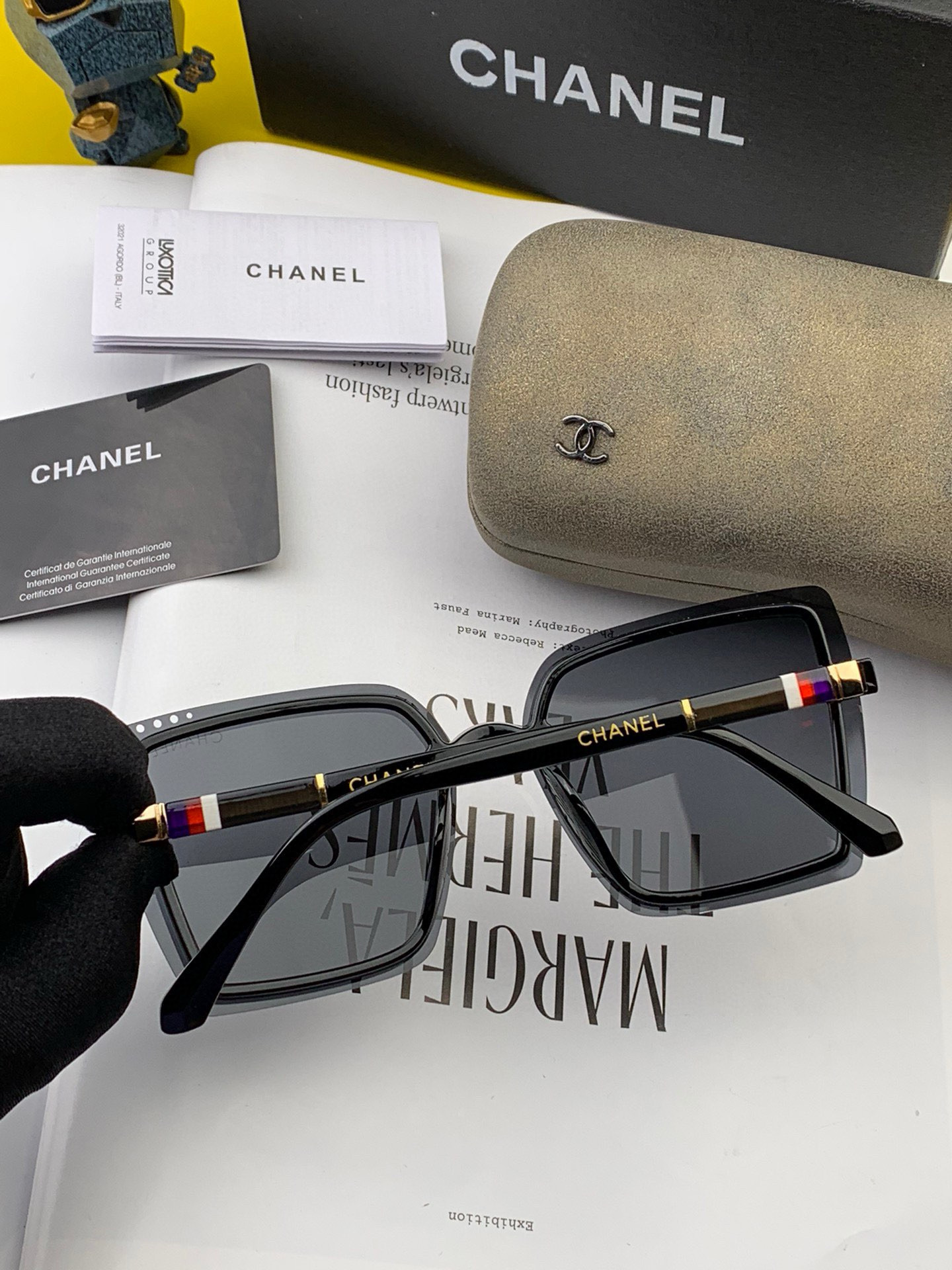  新品CHANEL香奈儿.太阳镜以独特魅力和前卫风格诠释春夏最新眼镜，以方框设计两边经典小香logo做点